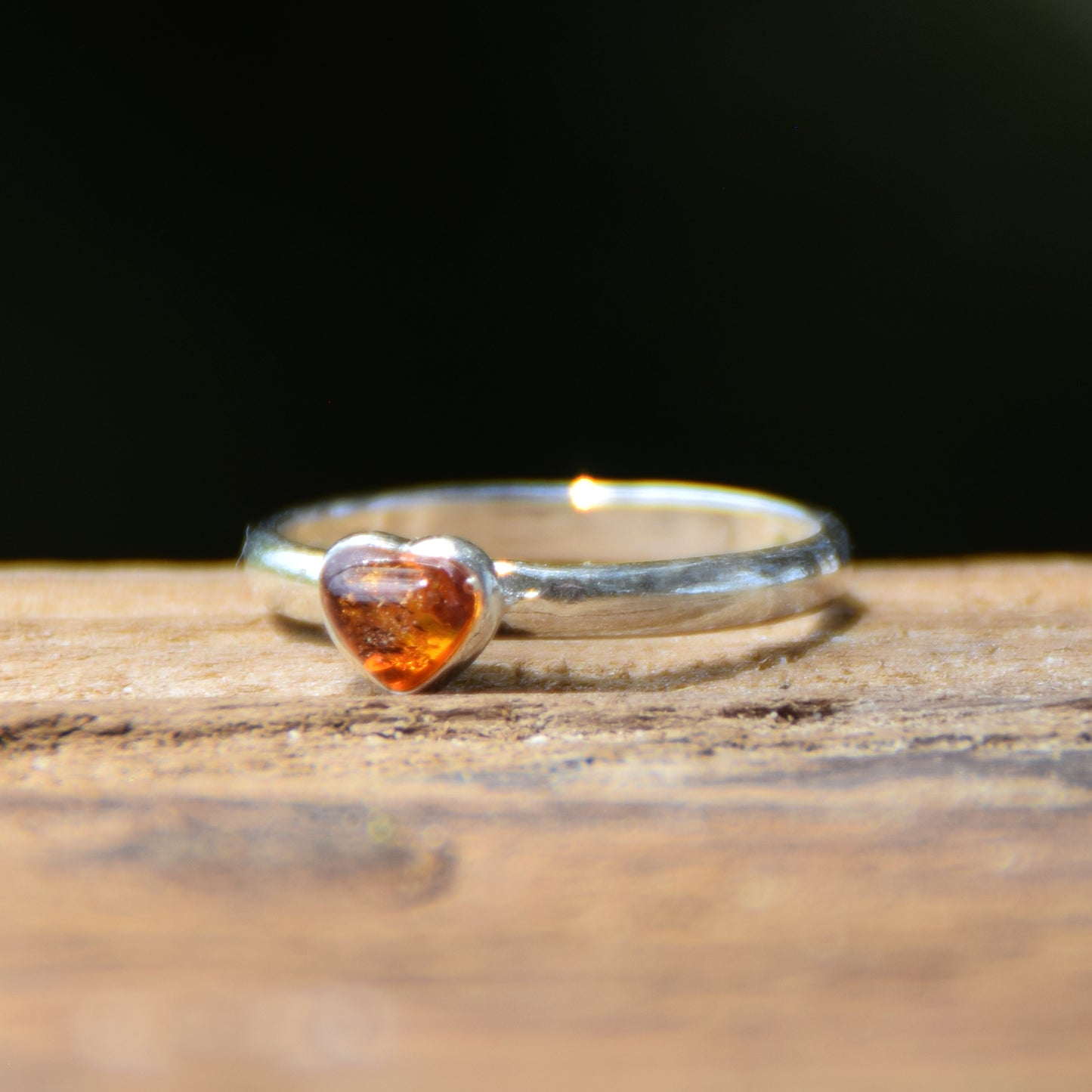 Zarter Ring mit Herz aus Cognacfarbenem Naturbernstein und 925er Silber, MJ Baltica, BP145