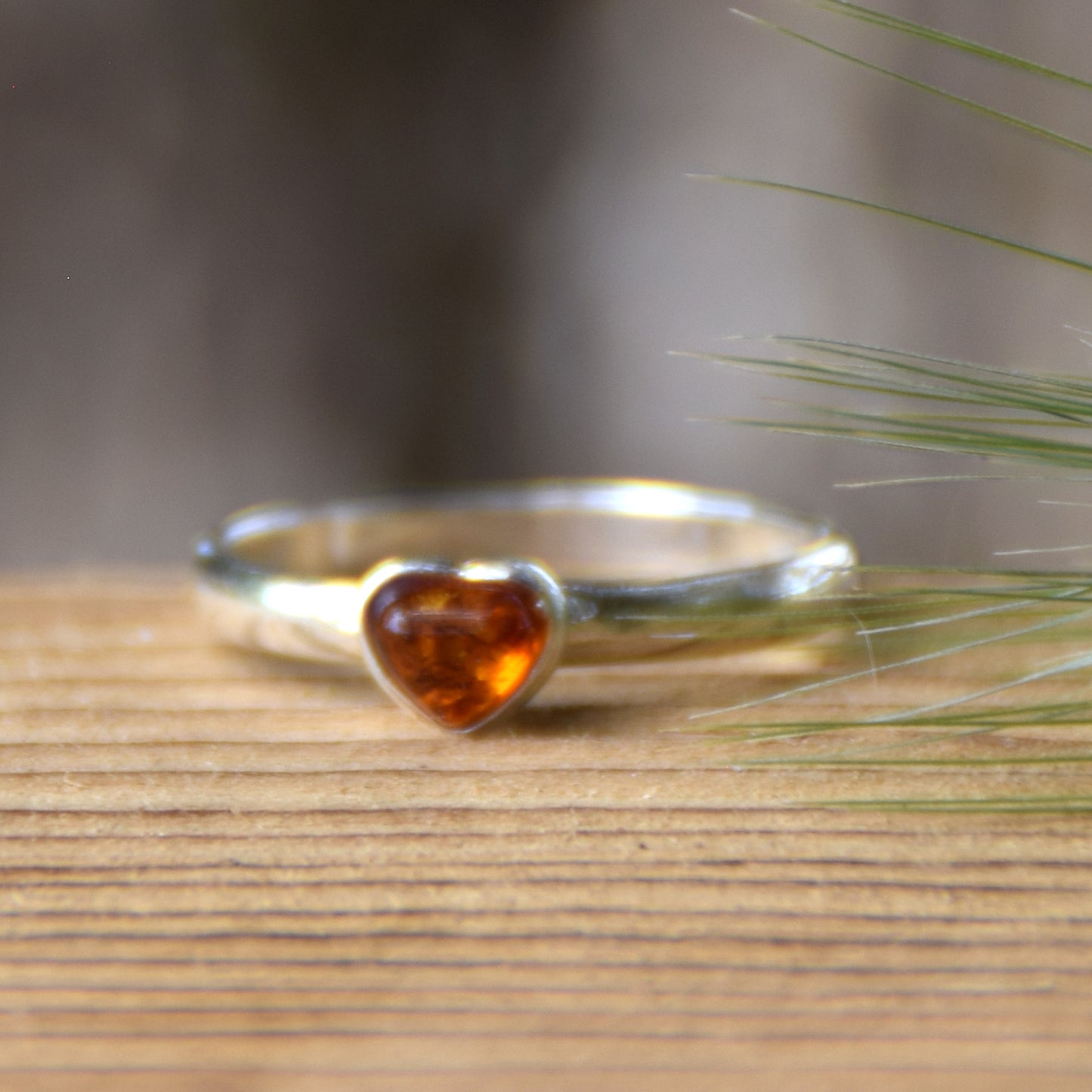 Zarter Ring mit Herz aus Cognacfarbenem Naturbernstein und 925er Silber, MJ Baltica, BP145