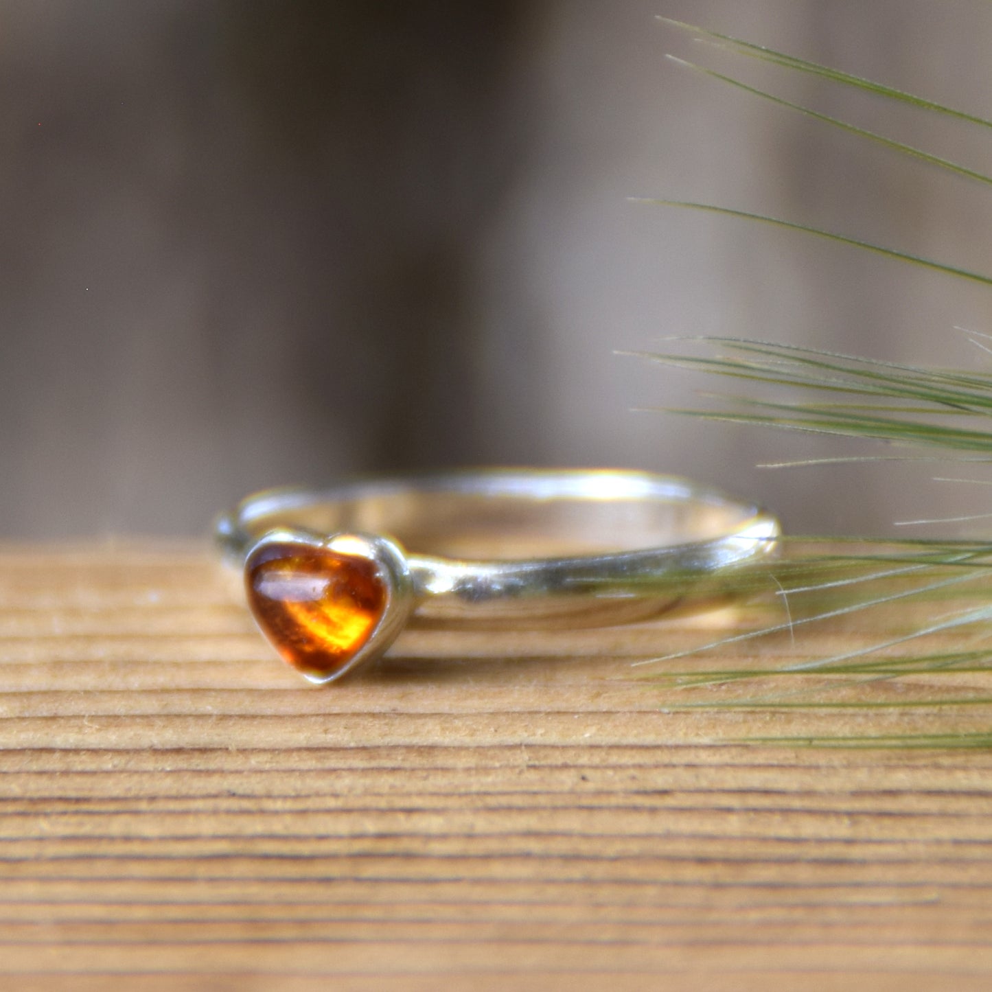 Zarter Ring mit Herz aus Cognacfarbenem Naturbernstein und 925er Silber, MJ Baltica, BP145