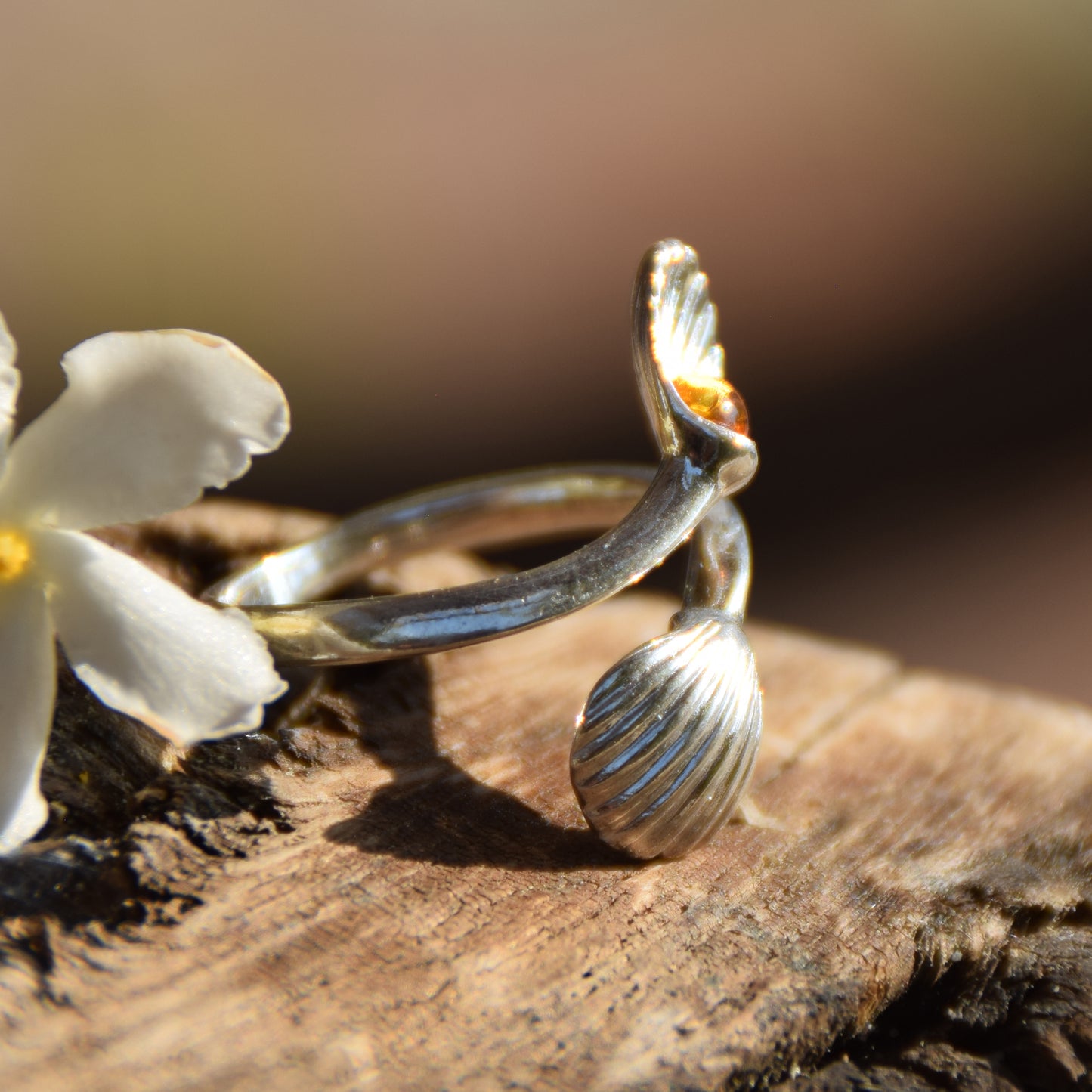 Heller, verstellbarer Ring mit Blütenblättern aus natürlichem Cognac-Bernstein und 925er Silber, MJ Baltica, BP149