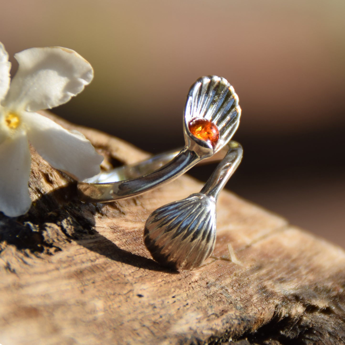 Heller, verstellbarer Ring mit Blütenblättern aus natürlichem Cognac-Bernstein und 925er Silber, MJ Baltica, BP149
