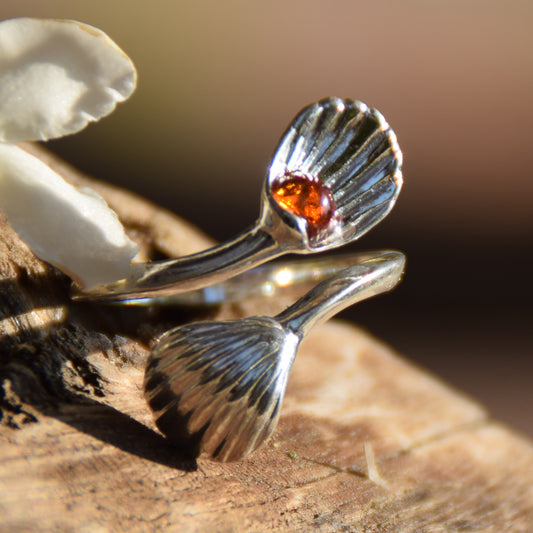 Bright adjustable ring with flower petals in natural cognac amber and 925 Silver, MJ Baltica, BP149