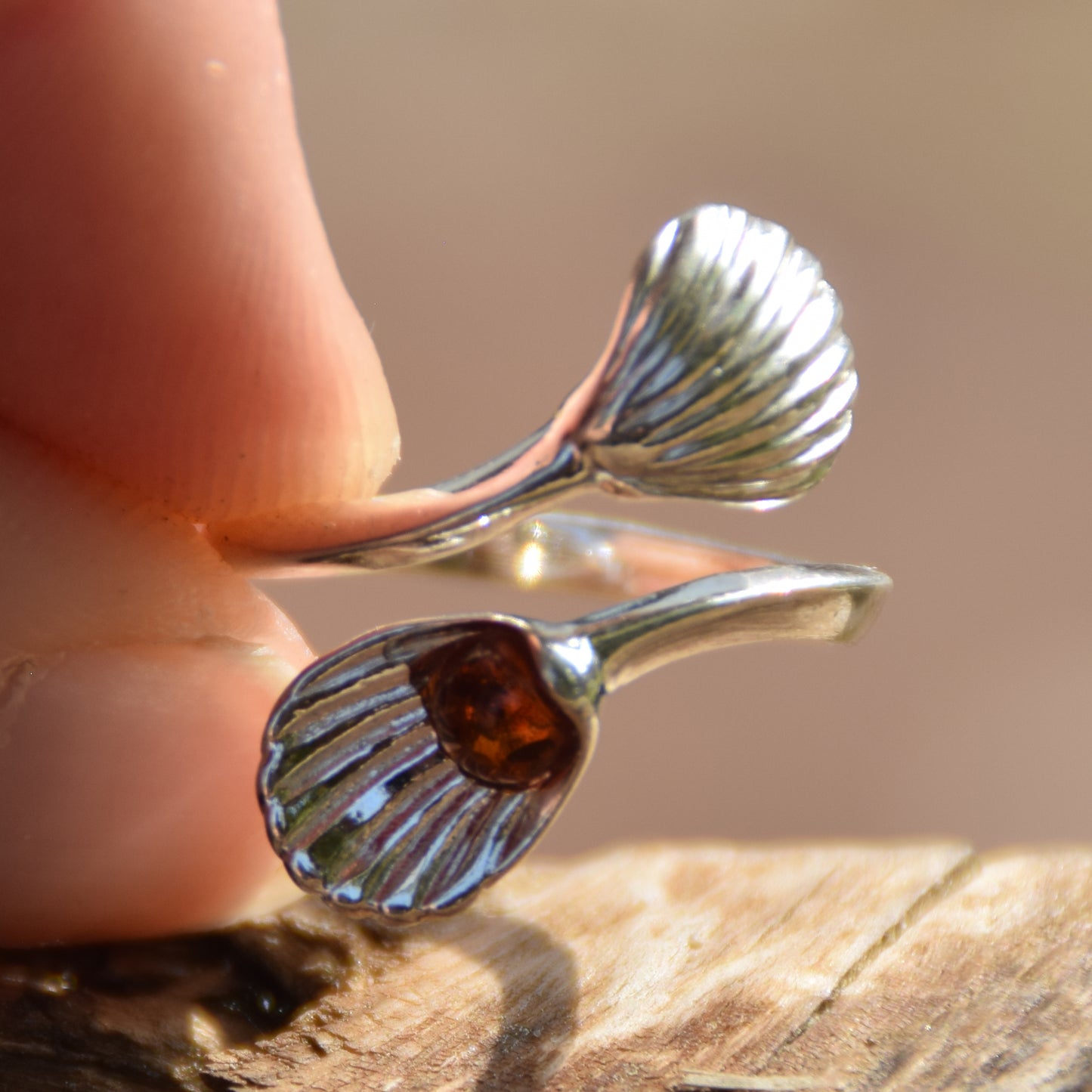 Heller, verstellbarer Ring mit Blütenblättern aus natürlichem Cognac-Bernstein und 925er Silber, MJ Baltica, BP149
