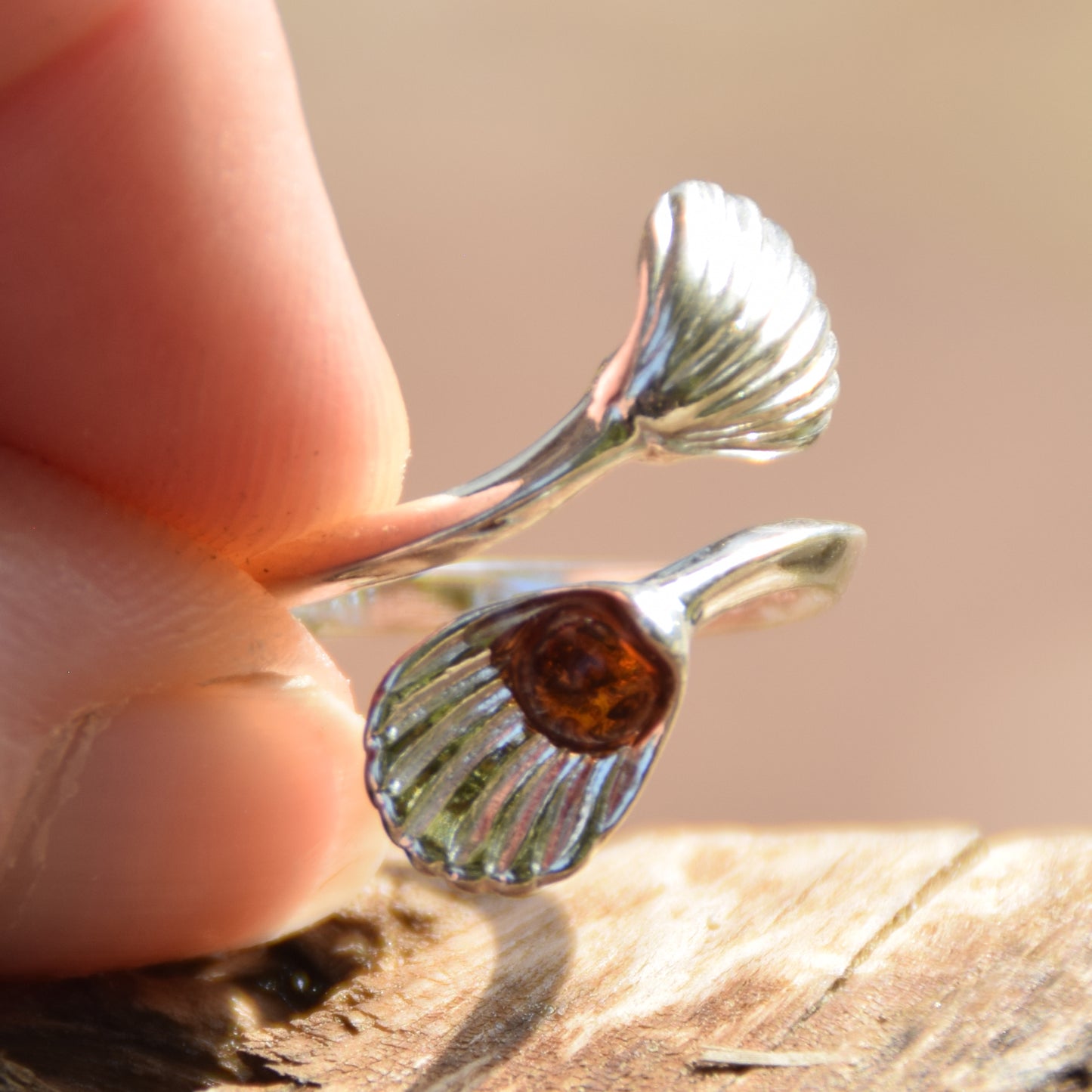 Heller, verstellbarer Ring mit Blütenblättern aus natürlichem Cognac-Bernstein und 925er Silber, MJ Baltica, BP149