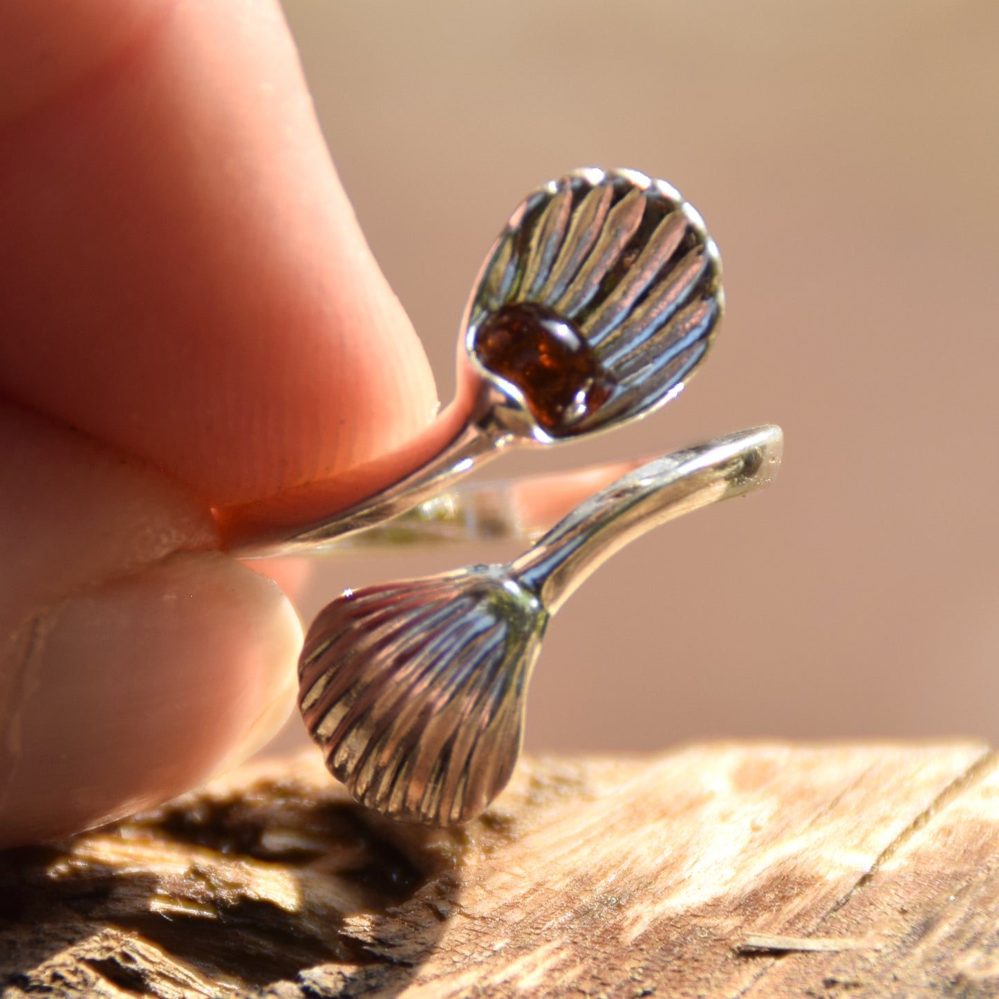 Heller, verstellbarer Ring mit Blütenblättern aus natürlichem Cognac-Bernstein und 925er Silber, MJ Baltica, BP149