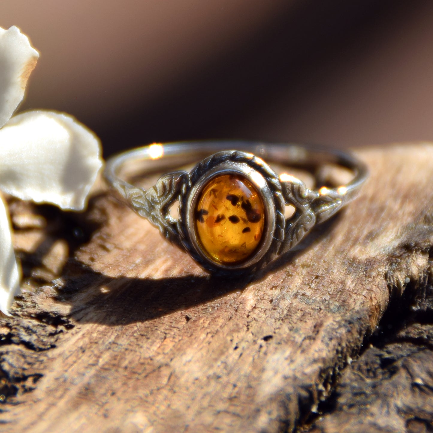 Delicate vintage style ring in cognac-colored natural Amber and 925 Silver, MJ Baltica, BP151