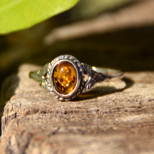 Delicate vintage style ring in cognac-colored natural Amber and 925 Silver, MJ Baltica, BP151