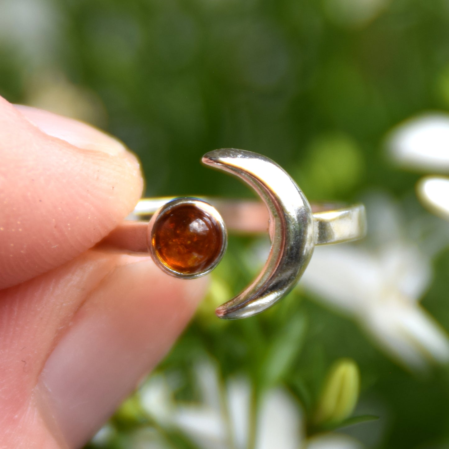 Anello regolabile con il sole e la luna in Ambra naturale color cognac e Argento 925, MJ Baltica, BP153