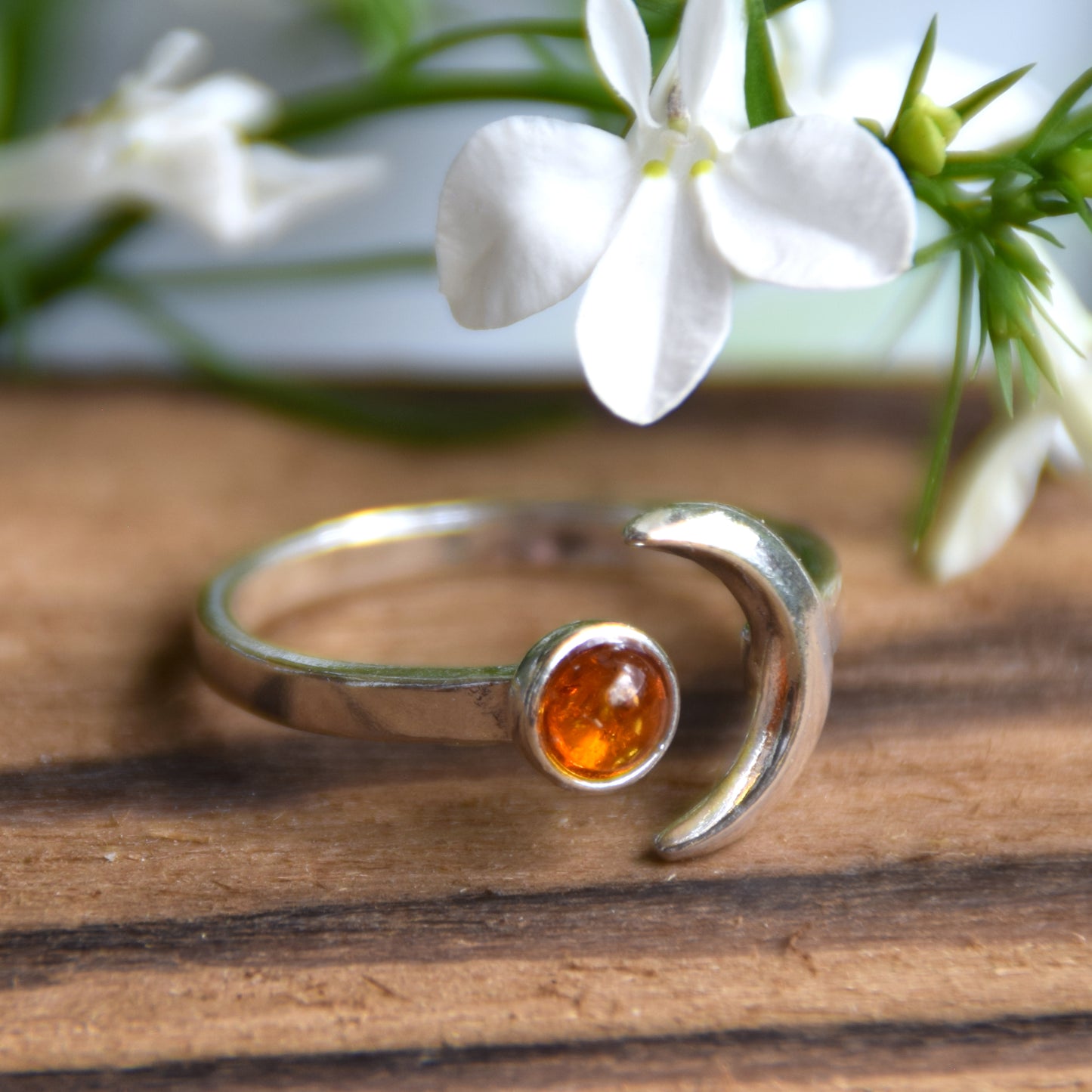 Anello regolabile con il sole e la luna in Ambra naturale color cognac e Argento 925, MJ Baltica, BP153