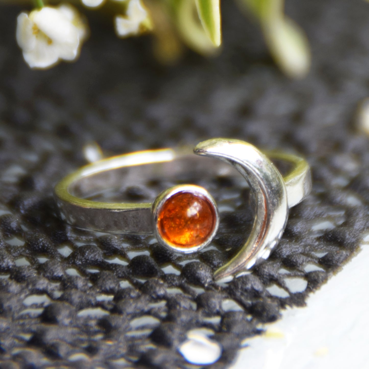 Anello regolabile con il sole e la luna in Ambra naturale color cognac e Argento 925, MJ Baltica, BP153