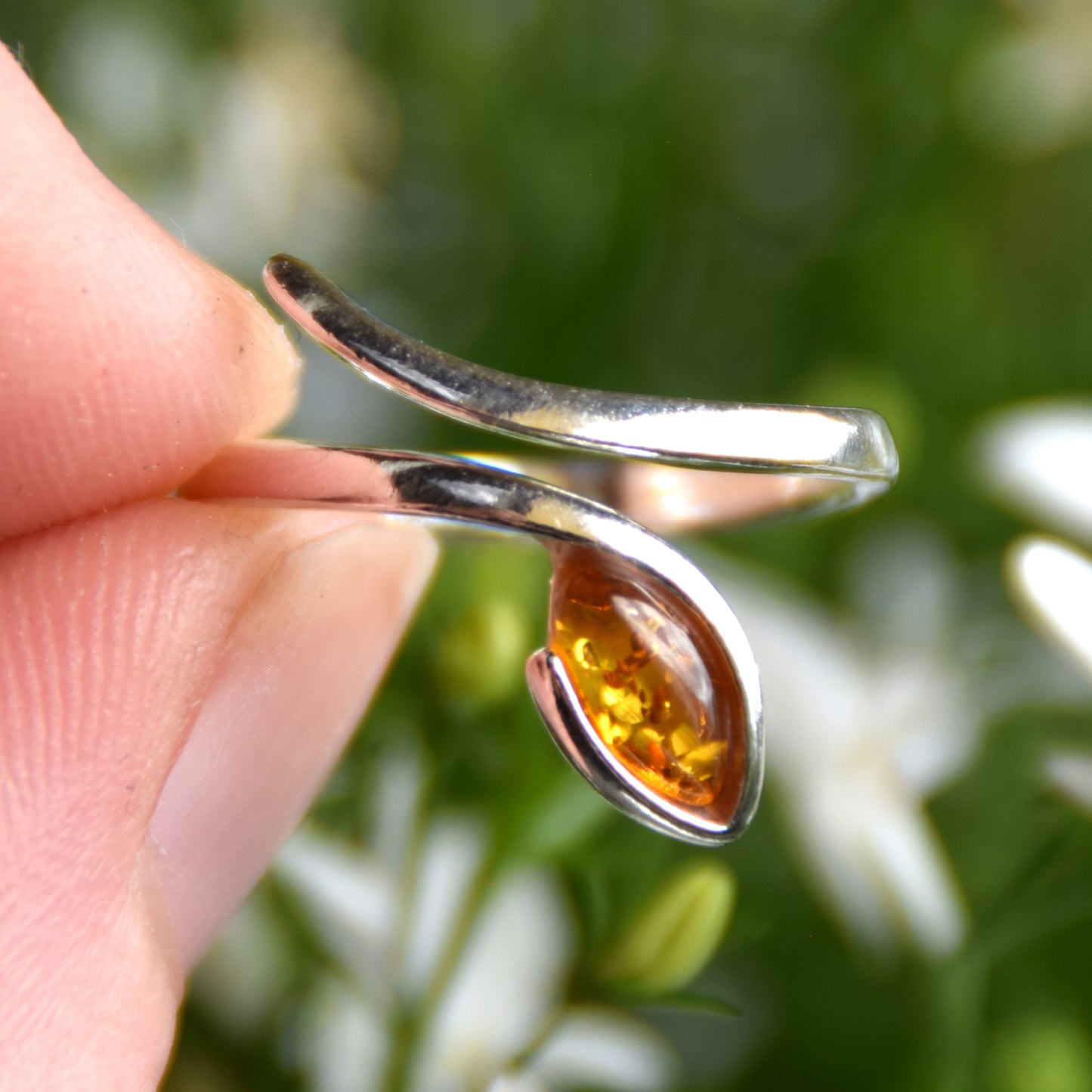 Elegante anello regolabile con la foglia di Ambra naturale color oro e Argento 925, MJ Baltica, BP157