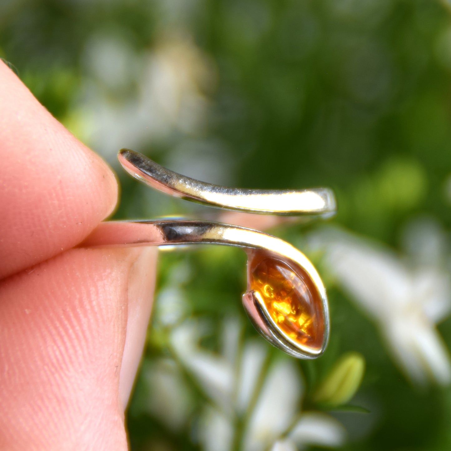 Elegante anello regolabile con la foglia di Ambra naturale color oro e Argento 925, MJ Baltica, BP157