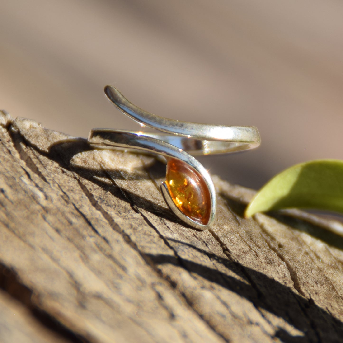 Elegante anello regolabile con la foglia di Ambra naturale color oro e Argento 925, MJ Baltica, BP157
