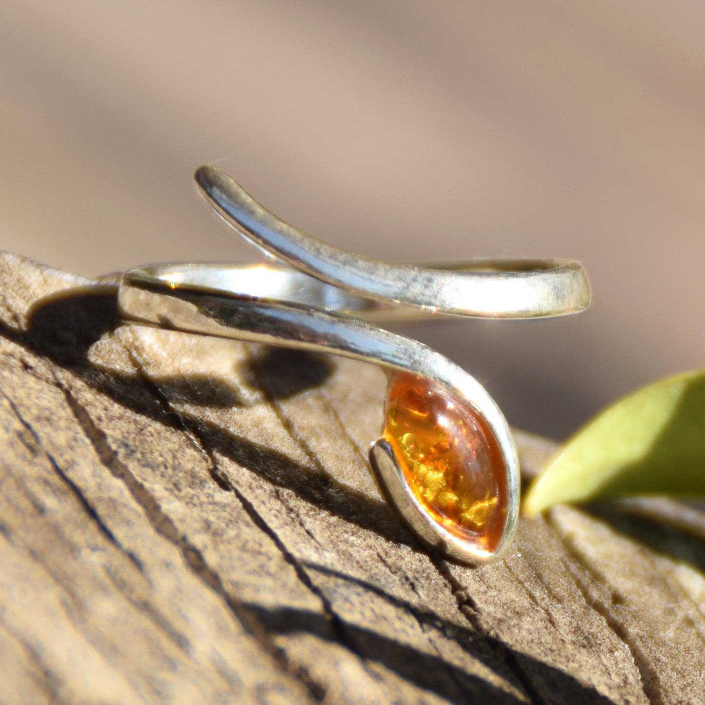 Elegante anello regolabile con la foglia di Ambra naturale color oro e Argento 925, MJ Baltica, BP157