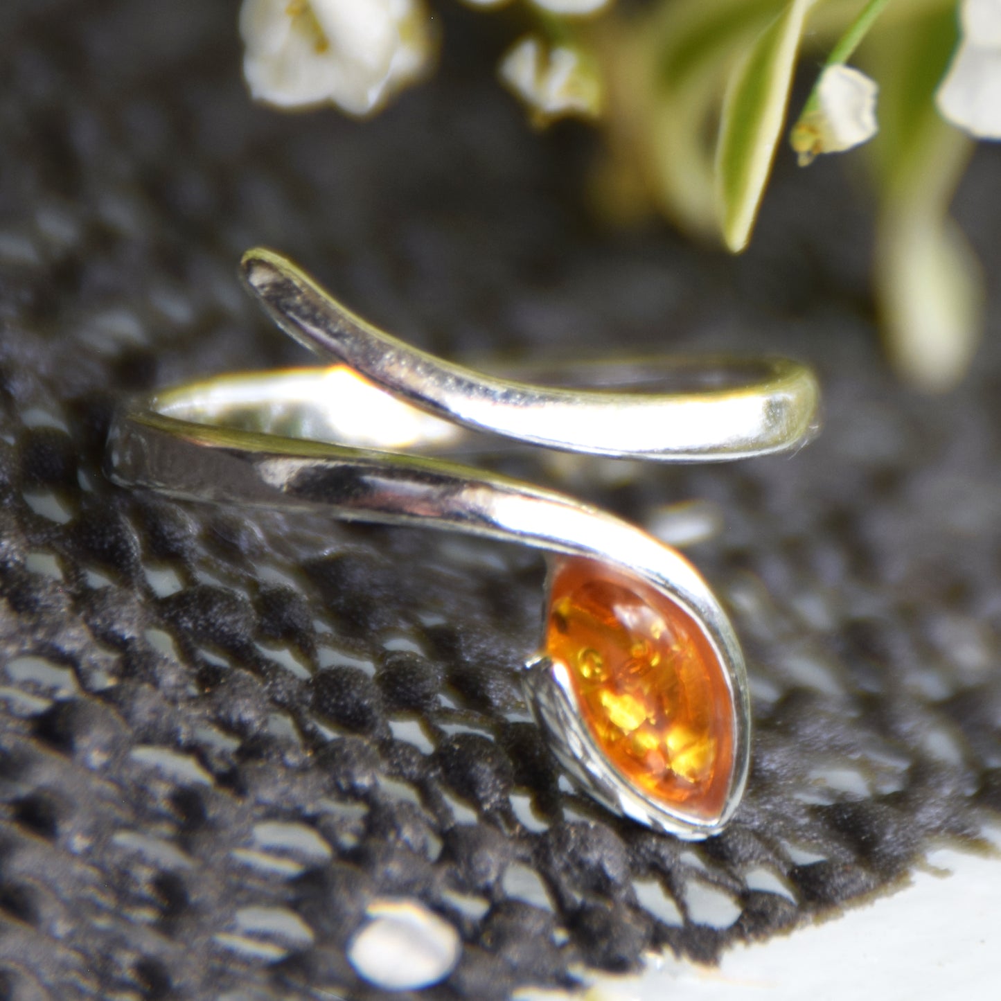 Elegante anello regolabile con la foglia di Ambra naturale color oro e Argento 925, MJ Baltica, BP157