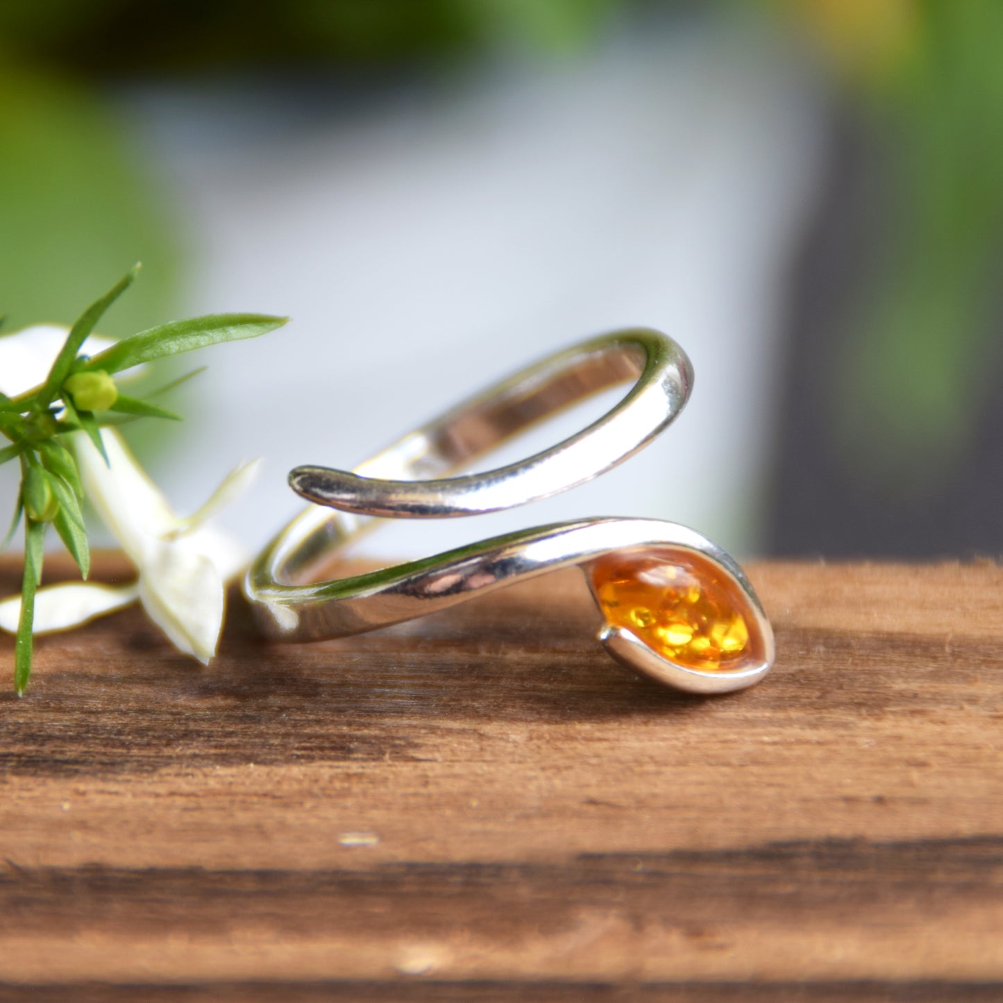 Elegante anello regolabile con la foglia di Ambra naturale color oro e Argento 925, MJ Baltica, BP157