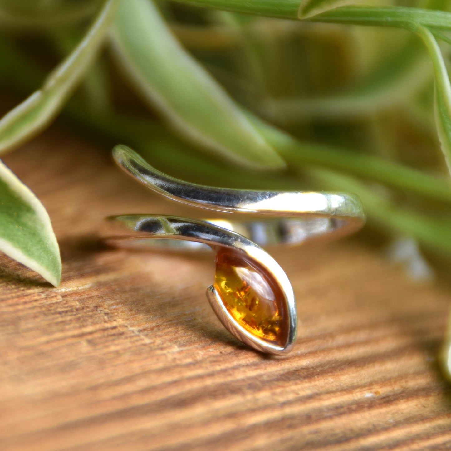 Elegante anello regolabile con la foglia di Ambra naturale color oro e Argento 925, MJ Baltica, BP157
