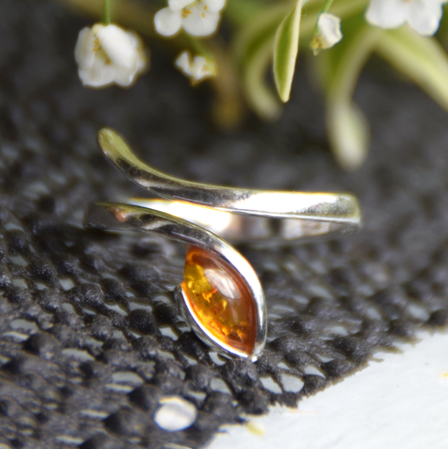 Elegante anello regolabile con la foglia di Ambra naturale color oro e Argento 925, MJ Baltica, BP157