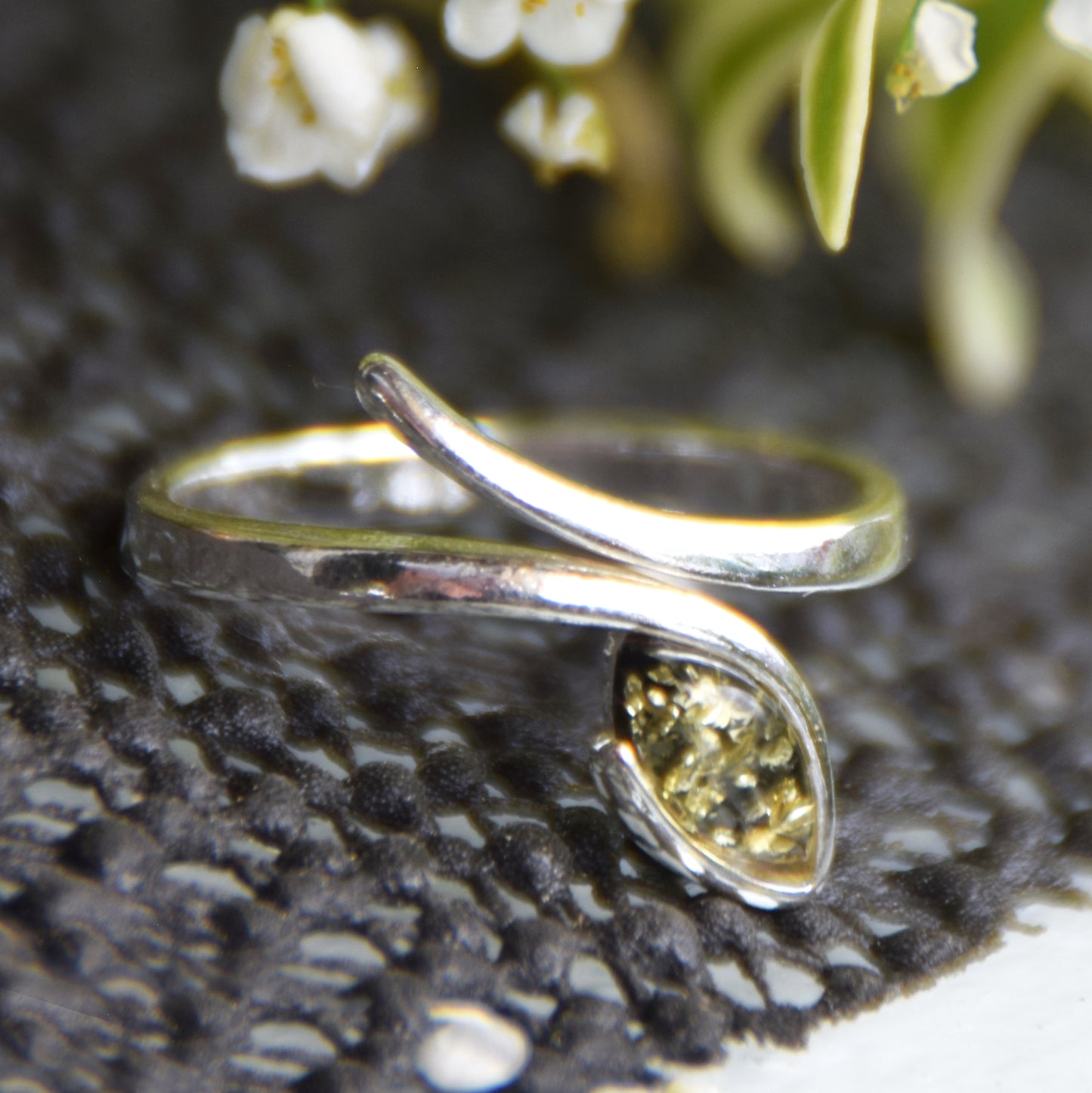 Elegante anello regolabile con la foglia di Ambra naturale color verde e Argento 925, MJ Baltica, BP158