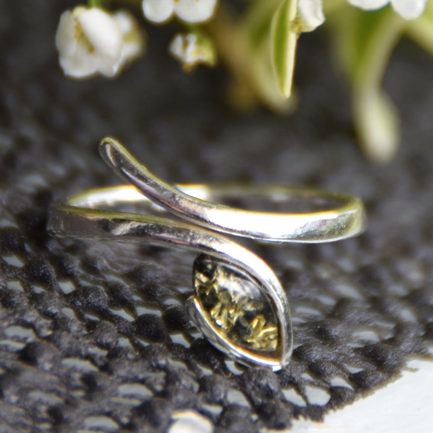 Elegante anello regolabile con la foglia di Ambra naturale color verde e Argento 925, MJ Baltica, BP158