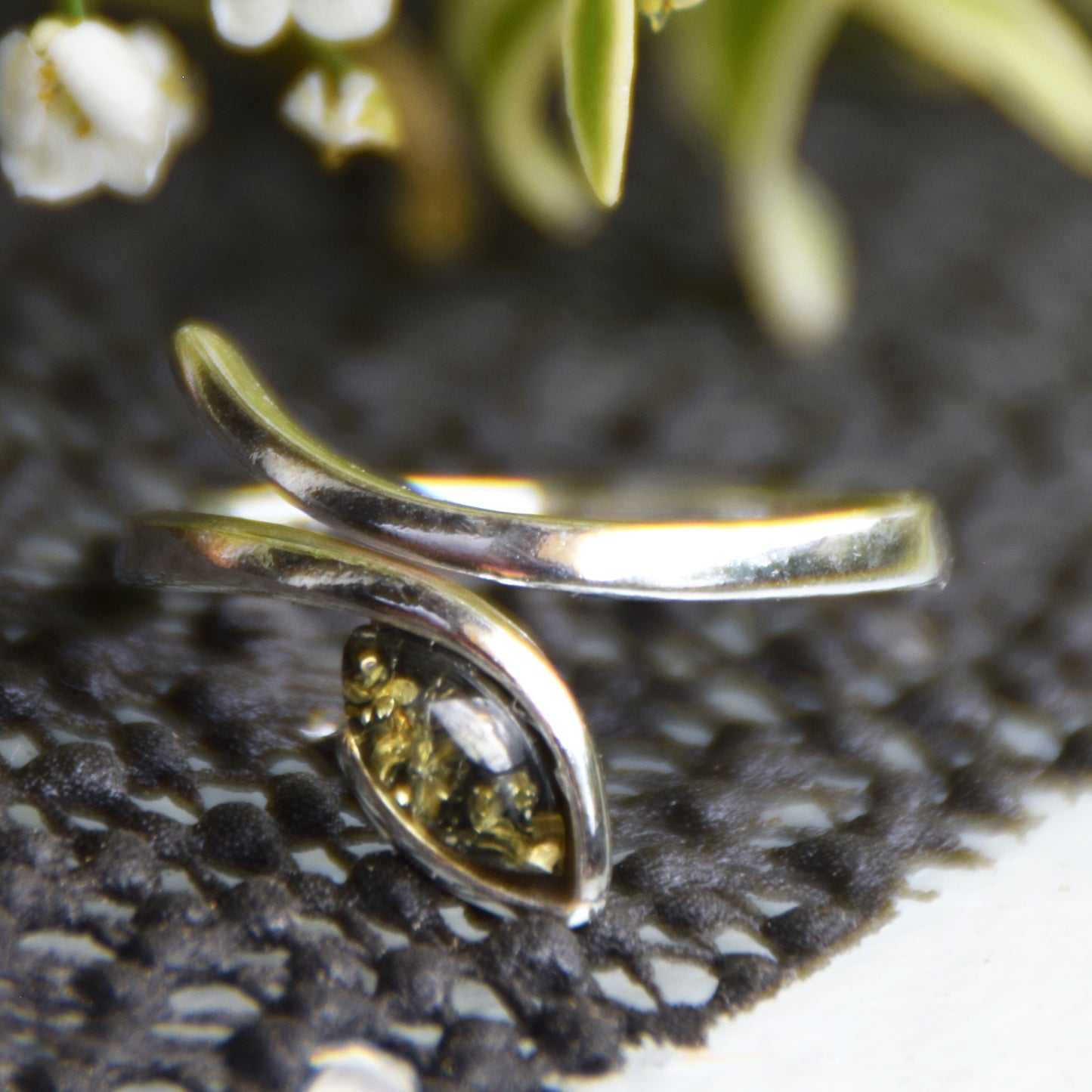 Elegante anello regolabile con la foglia di Ambra naturale color verde e Argento 925, MJ Baltica, BP158