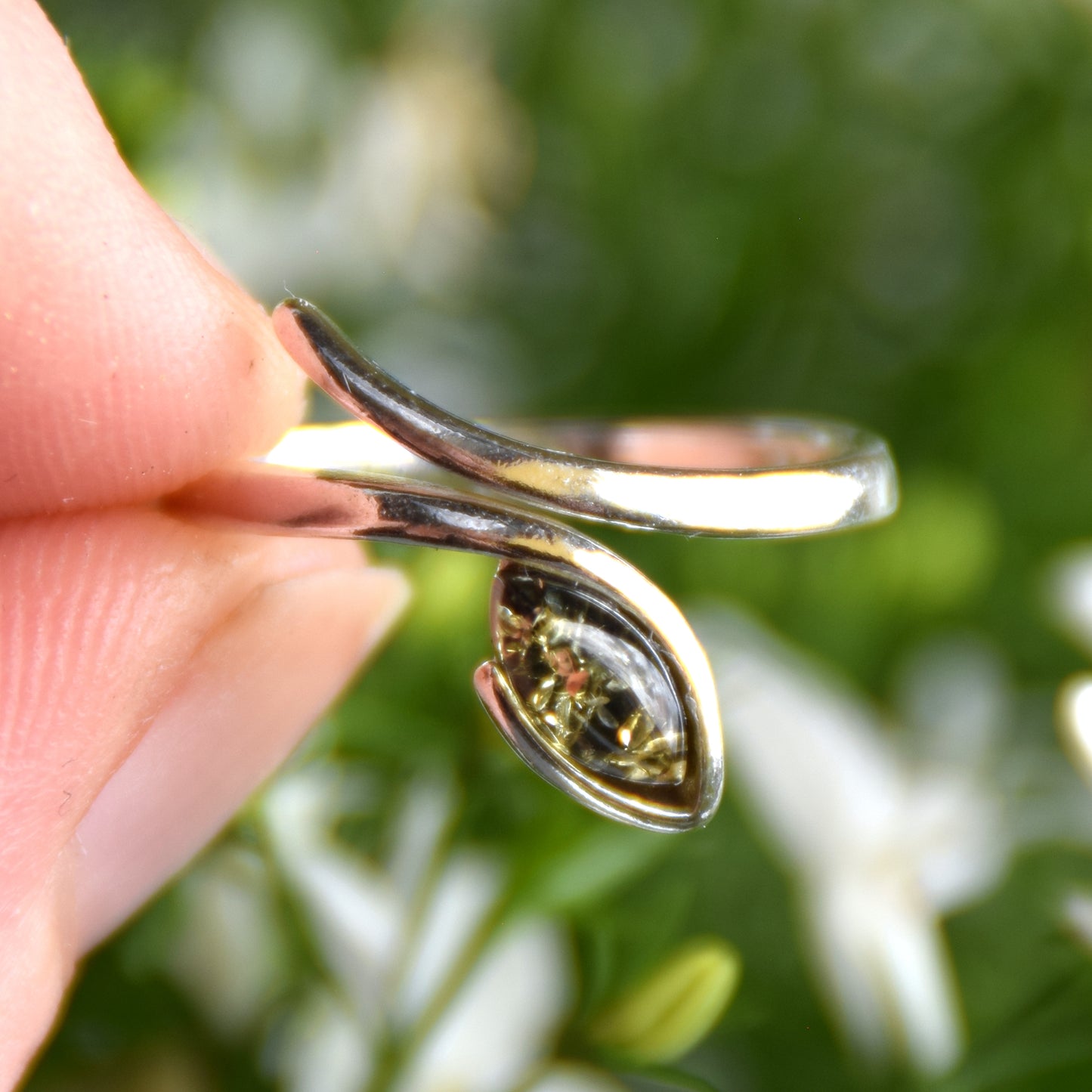 Elegante anello regolabile con la foglia di Ambra naturale color verde e Argento 925, MJ Baltica, BP158