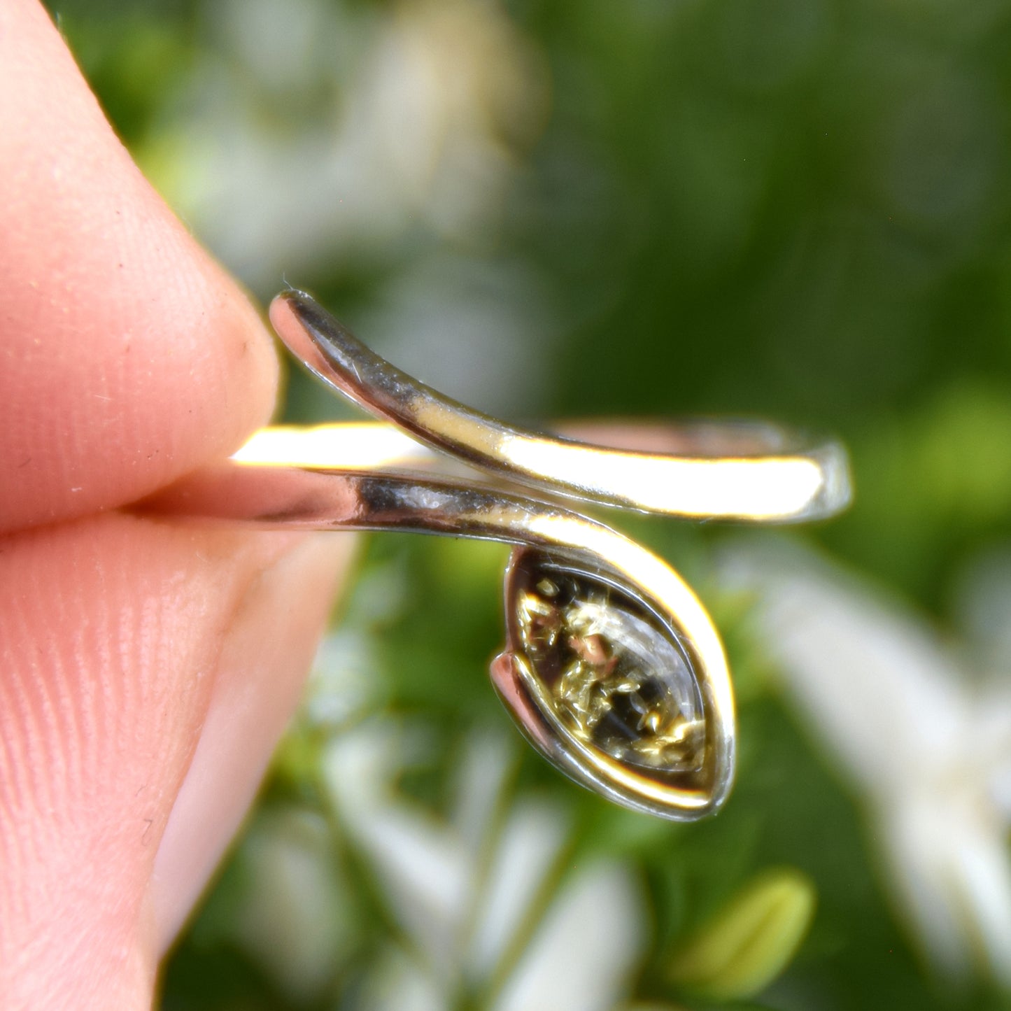 Elegante anello regolabile con la foglia di Ambra naturale color verde e Argento 925, MJ Baltica, BP158