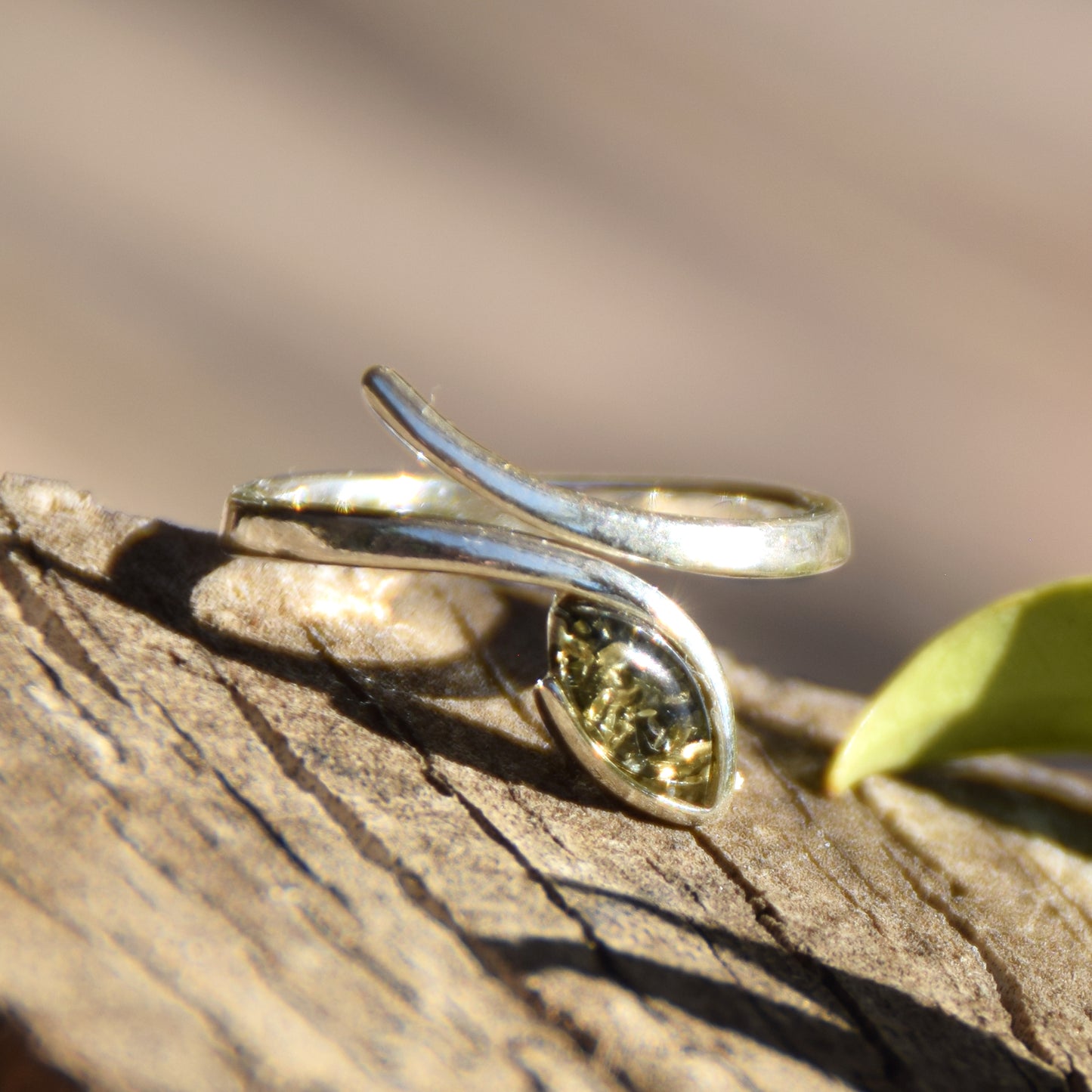 Elegante anello regolabile con la foglia di Ambra naturale color verde e Argento 925, MJ Baltica, BP158