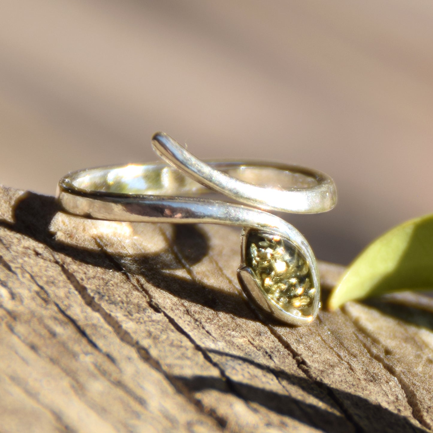 Elegante anello regolabile con la foglia di Ambra naturale color verde e Argento 925, MJ Baltica, BP158