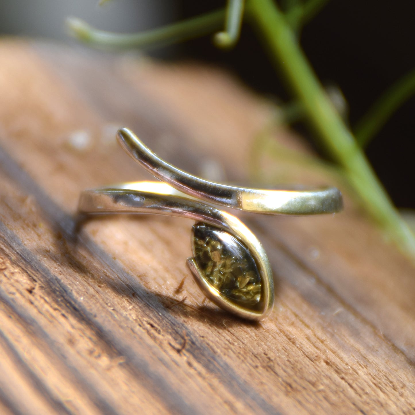 Elegante anello regolabile con la foglia di Ambra naturale color verde e Argento 925, MJ Baltica, BP158