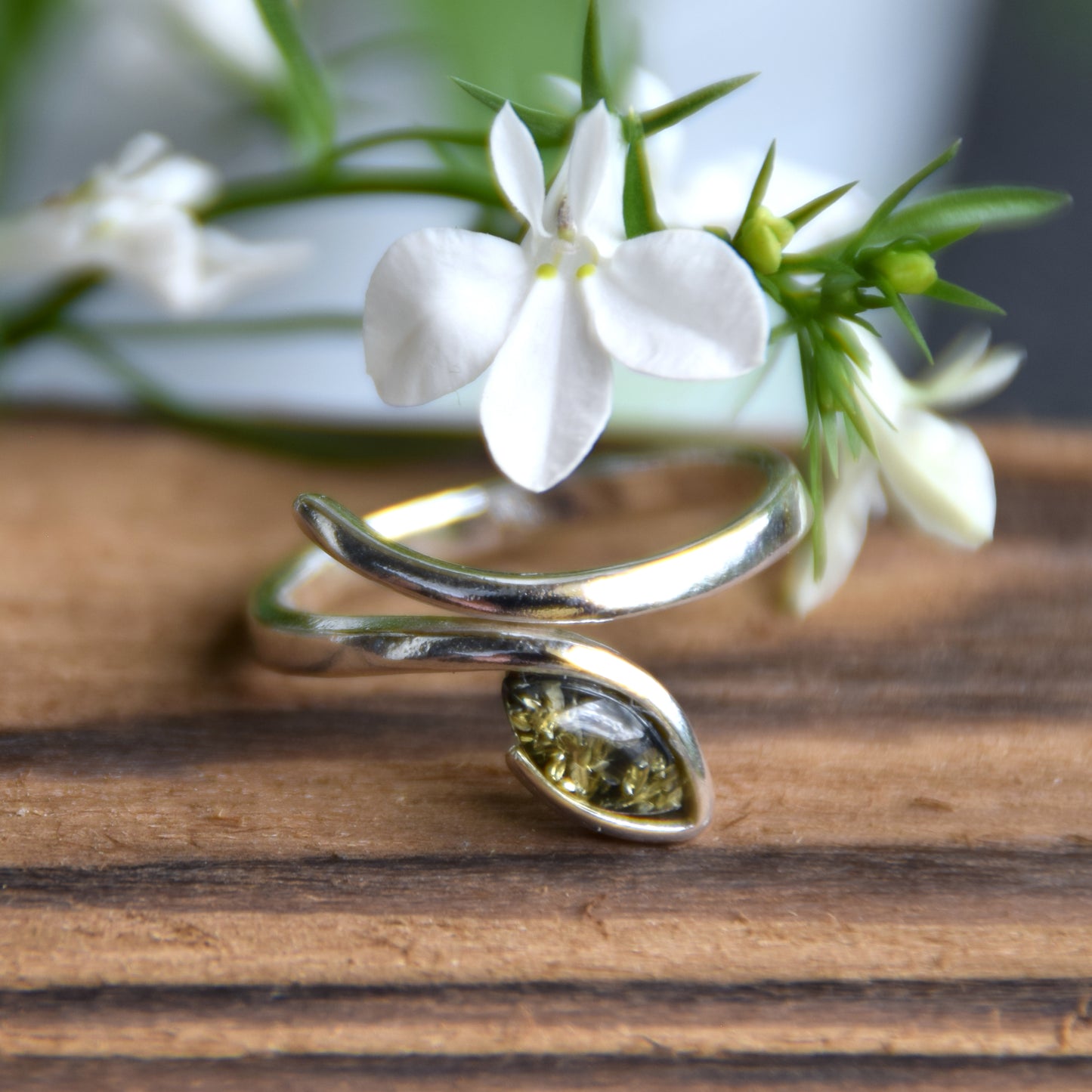 Elegante anello regolabile con la foglia di Ambra naturale color verde e Argento 925, MJ Baltica, BP158