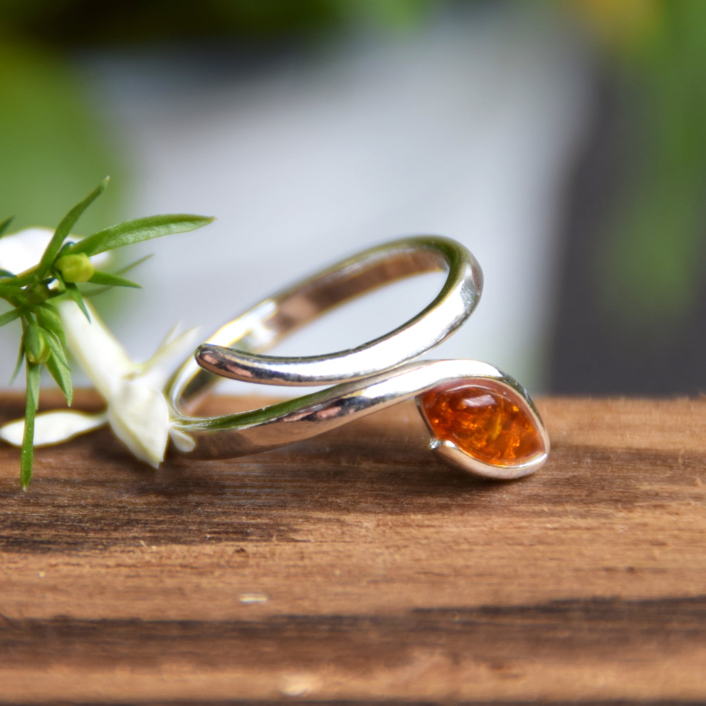 Elegante anello regolabile con la foglia di Ambra naturale color cognac e Argento 925, MJ Baltica, BP159