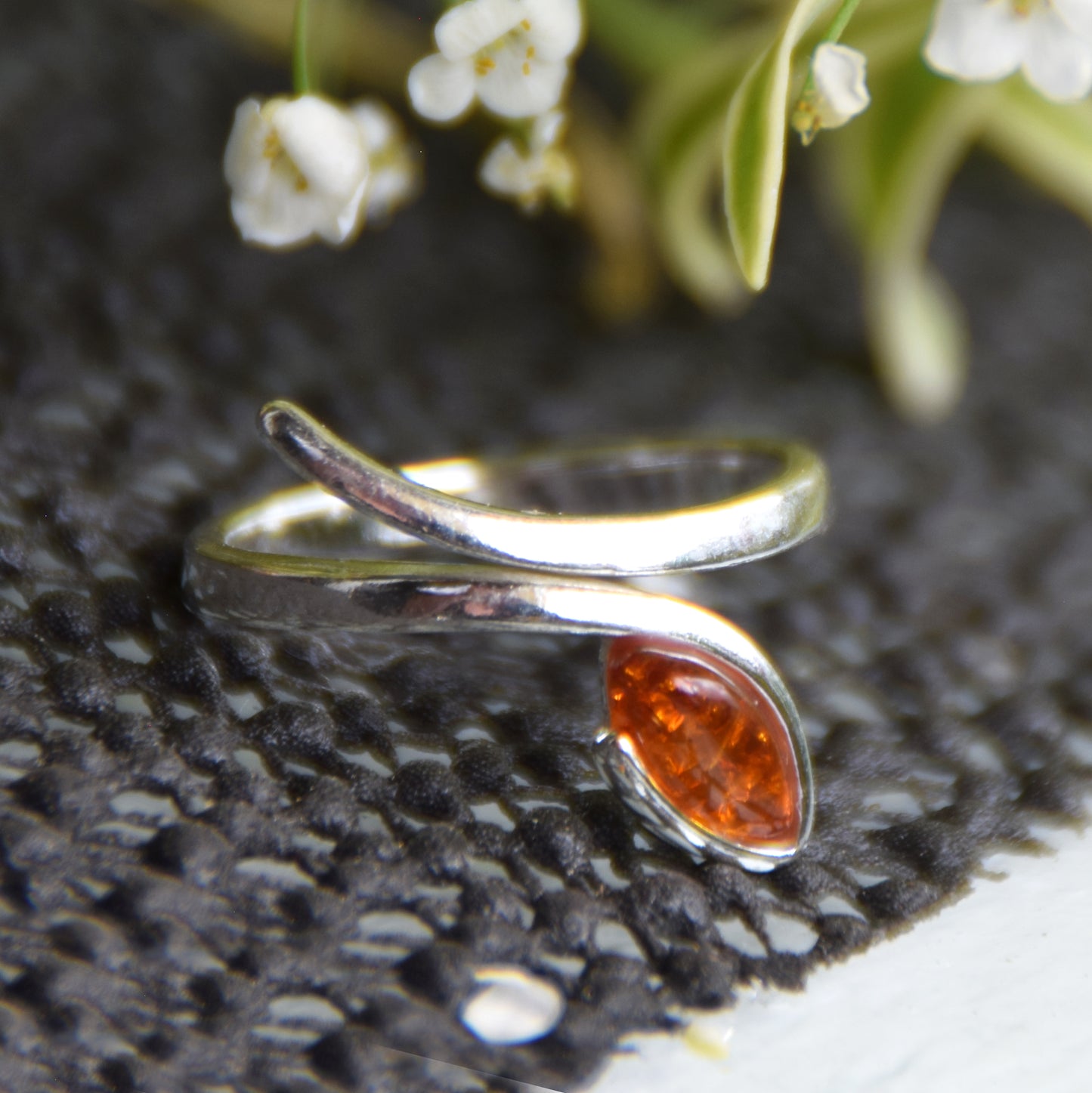 Elegante anello regolabile con la foglia di Ambra naturale color cognac e Argento 925, MJ Baltica, BP159