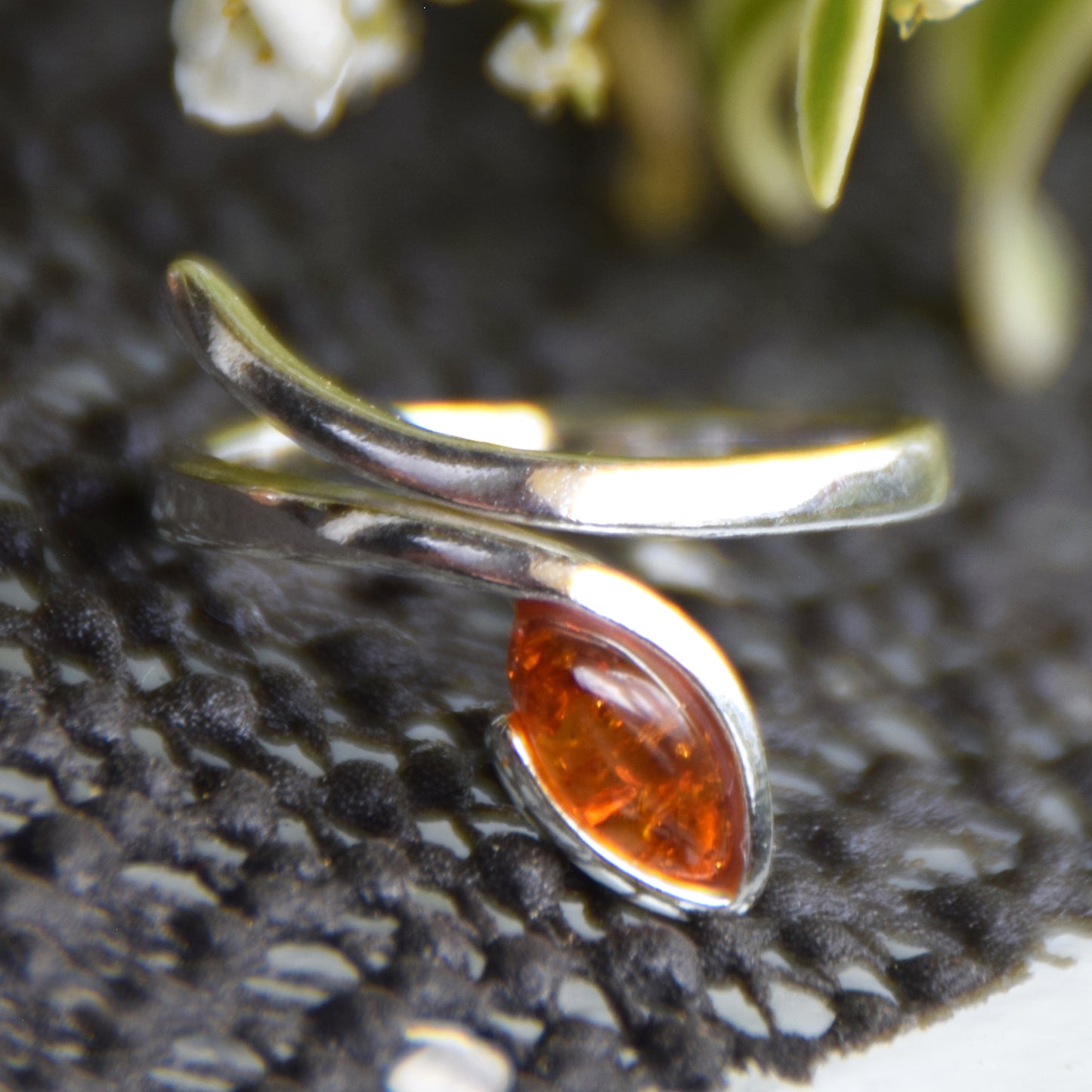 Elegante anello regolabile con la foglia di Ambra naturale color cognac e Argento 925, MJ Baltica, BP159
