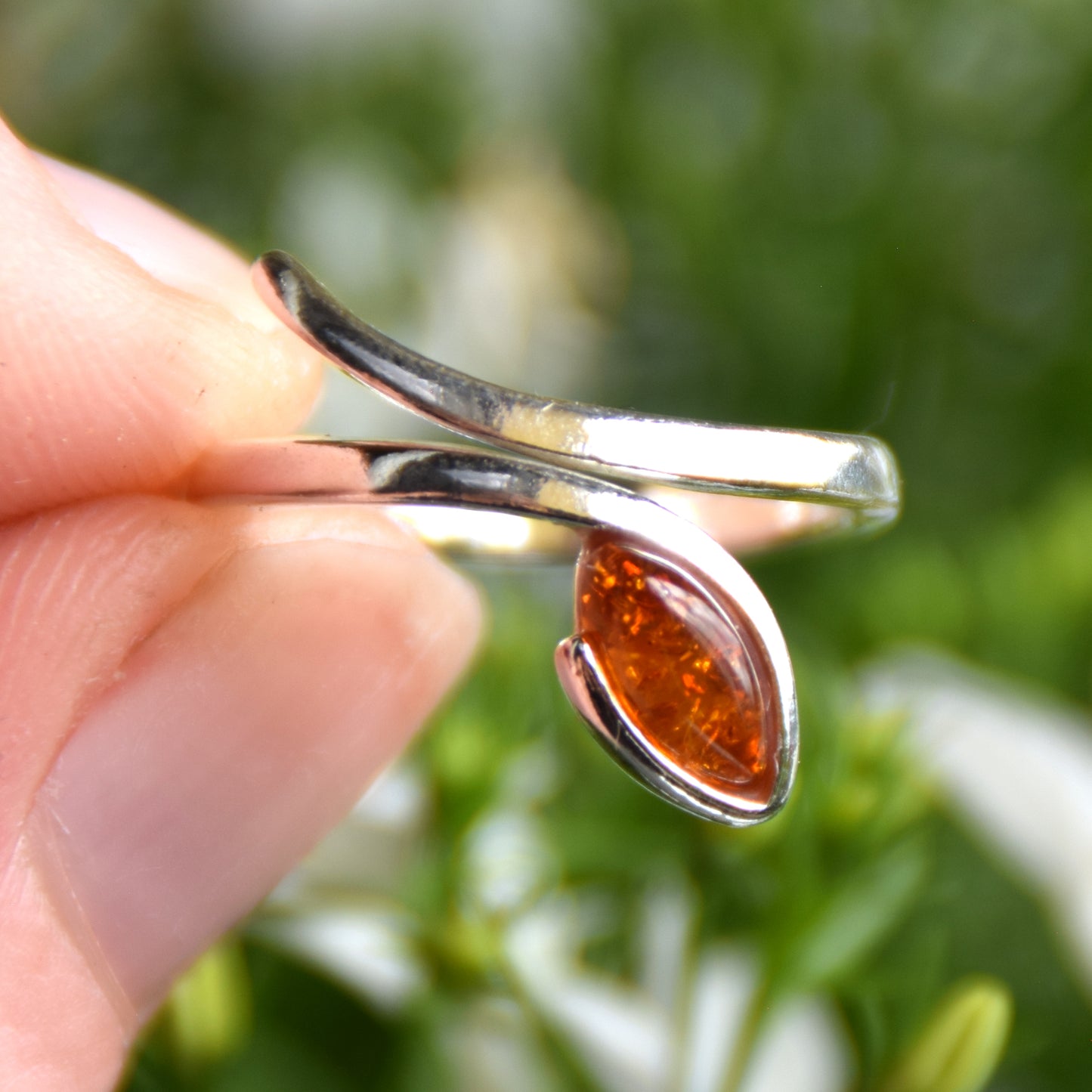 Elegante anello regolabile con la foglia di Ambra naturale color cognac e Argento 925, MJ Baltica, BP159