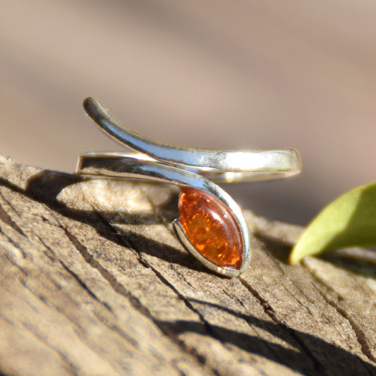 Elegante anello regolabile con la foglia di Ambra naturale color cognac e Argento 925, MJ Baltica, BP159