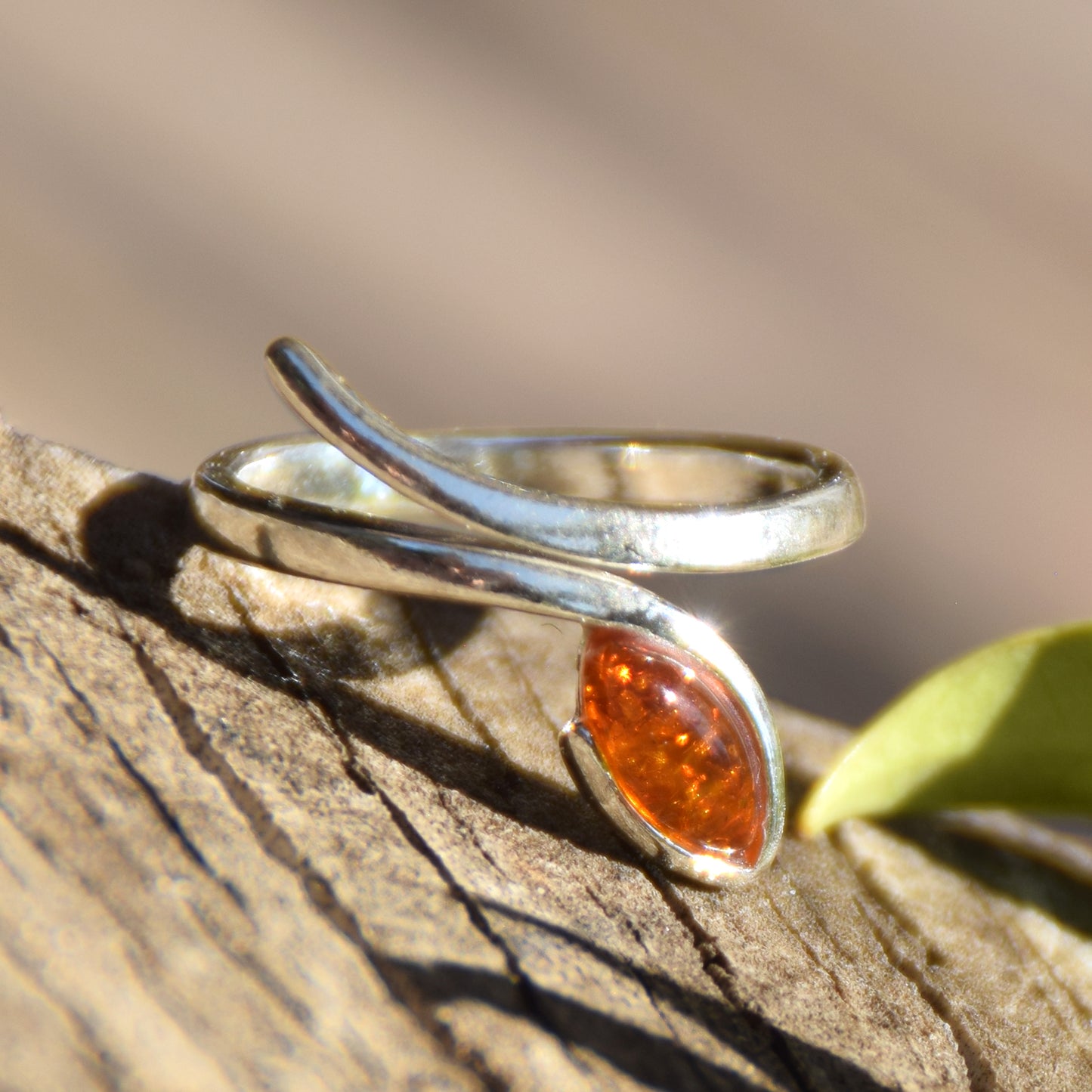 Elegante anello regolabile con la foglia di Ambra naturale color cognac e Argento 925, MJ Baltica, BP159