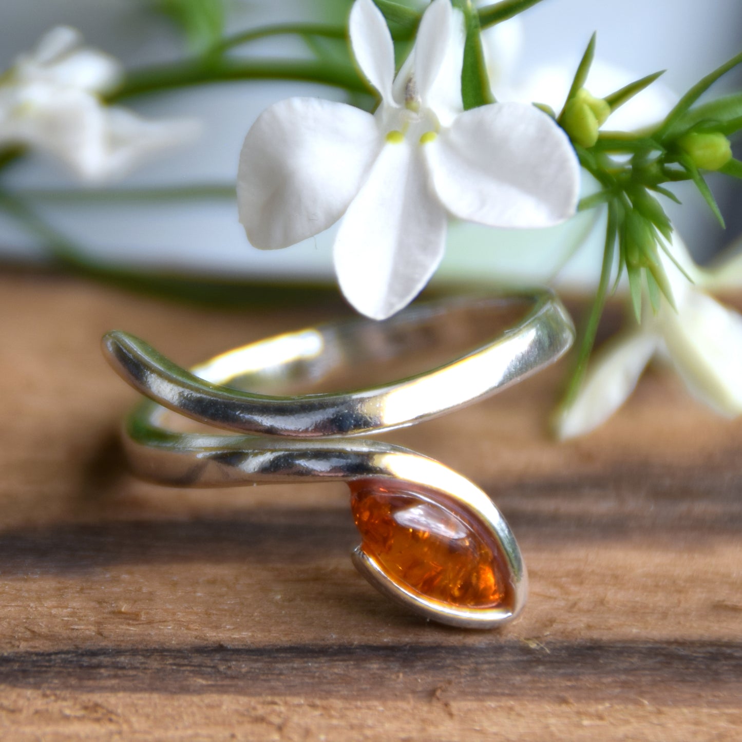 Elegante anello regolabile con la foglia di Ambra naturale color cognac e Argento 925, MJ Baltica, BP159