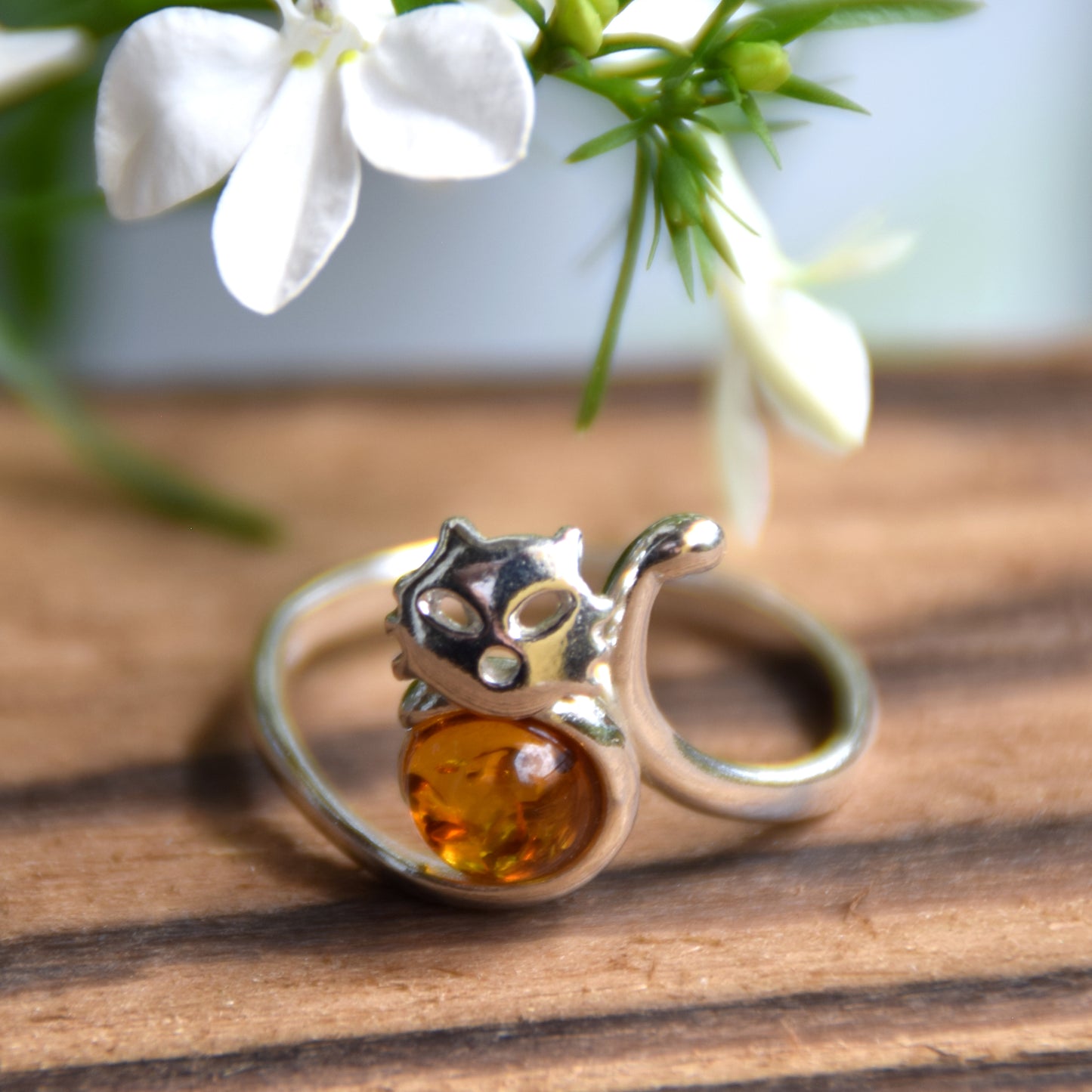 Anello regolabile con il delicato gatto in Ambra naturale color cognac e Argento 925, MJ Baltica, BP160