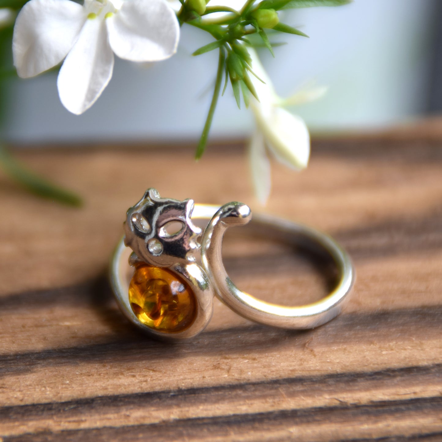 Anello regolabile con il delicato gatto in Ambra naturale color cognac e Argento 925, MJ Baltica, BP160