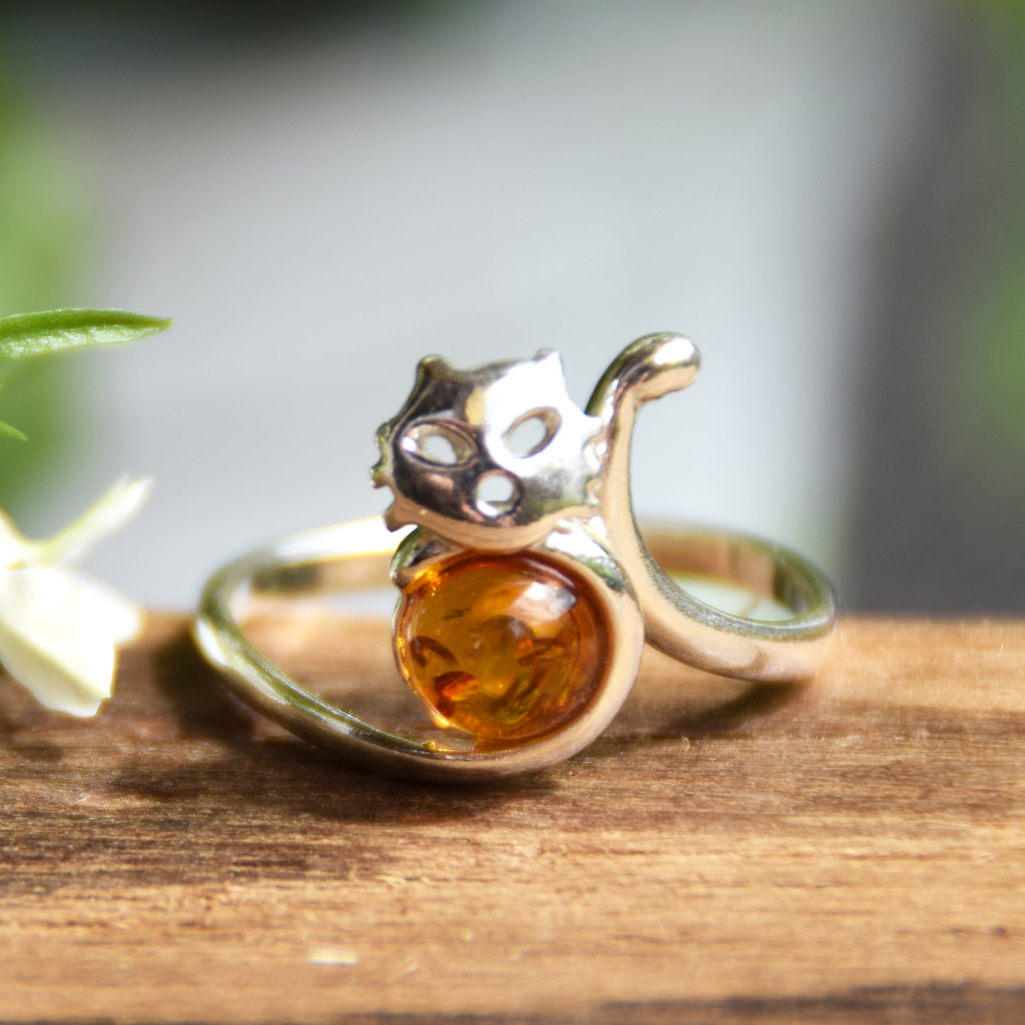 Anello regolabile con il delicato gatto in Ambra naturale color cognac e Argento 925, MJ Baltica, BP160