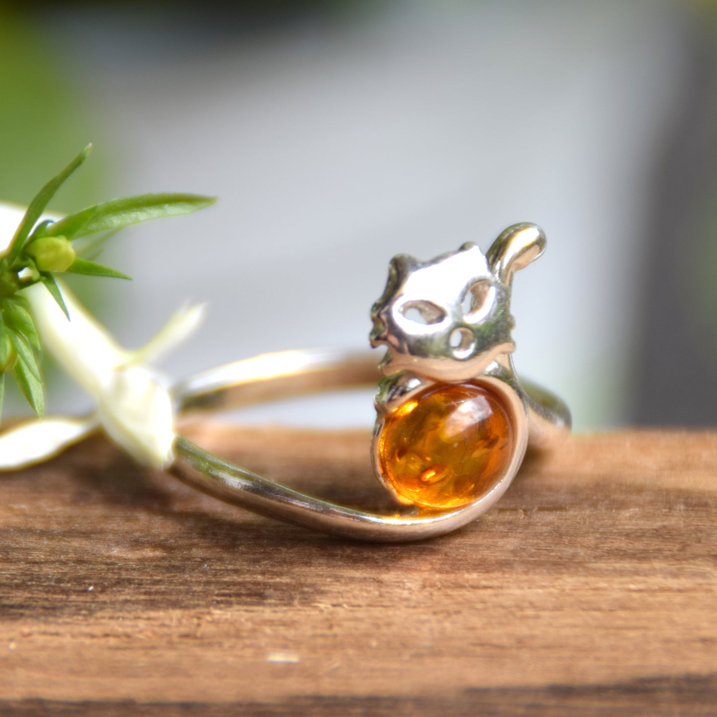 Anello regolabile con il delicato gatto in Ambra naturale color cognac e Argento 925, MJ Baltica, BP160