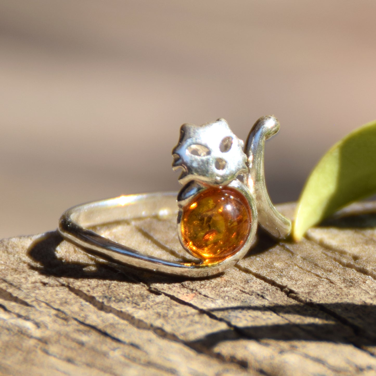 Anello regolabile con il delicato gatto in Ambra naturale color cognac e Argento 925, MJ Baltica, BP160