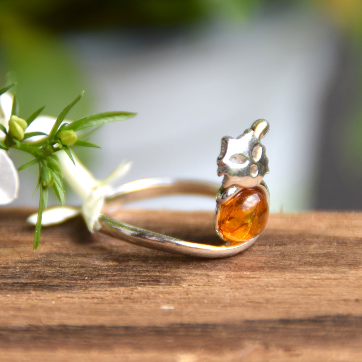 Anello regolabile con il delicato gatto in Ambra naturale color cognac e Argento 925, MJ Baltica, BP160