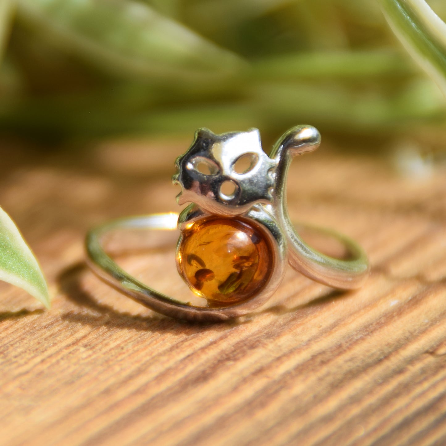Anello regolabile con il delicato gatto in Ambra naturale color cognac e Argento 925, MJ Baltica, BP160