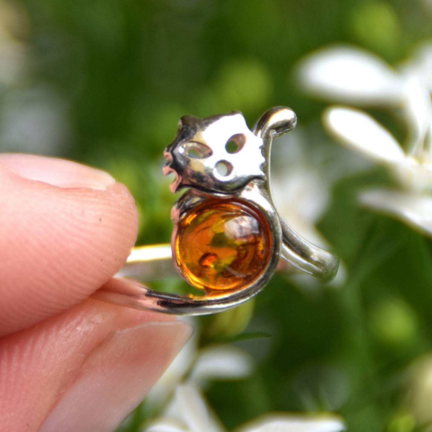 Anello regolabile con il delicato gatto in Ambra naturale color cognac e Argento 925, MJ Baltica, BP160