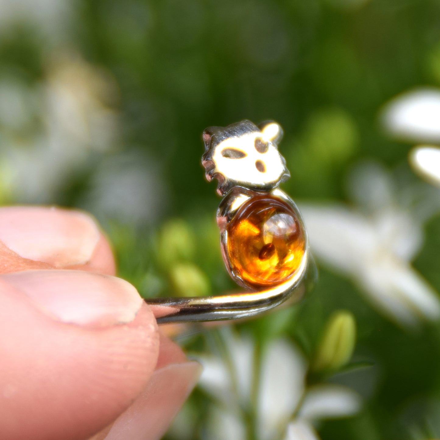 Anello regolabile con il delicato gatto in Ambra naturale color cognac e Argento 925, MJ Baltica, BP160