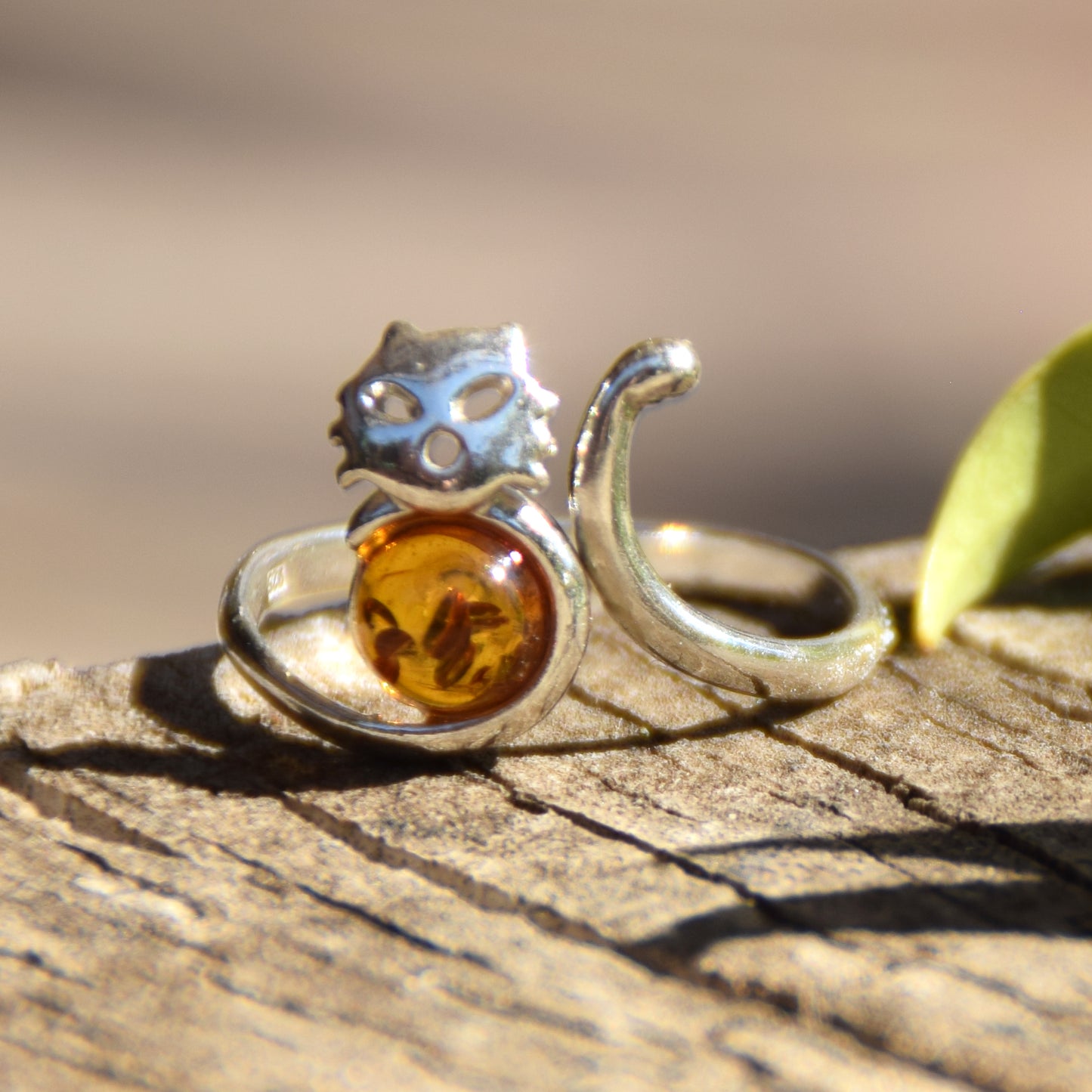 Anello regolabile con il delicato gatto in Ambra naturale color cognac e Argento 925, MJ Baltica, BP160