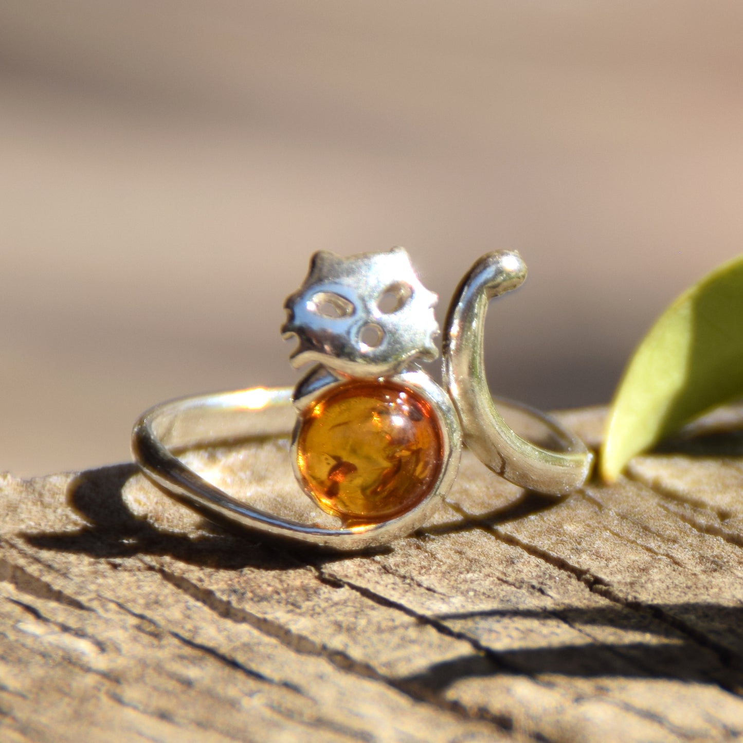 Anello regolabile con il delicato gatto in Ambra naturale color cognac e Argento 925, MJ Baltica, BP160