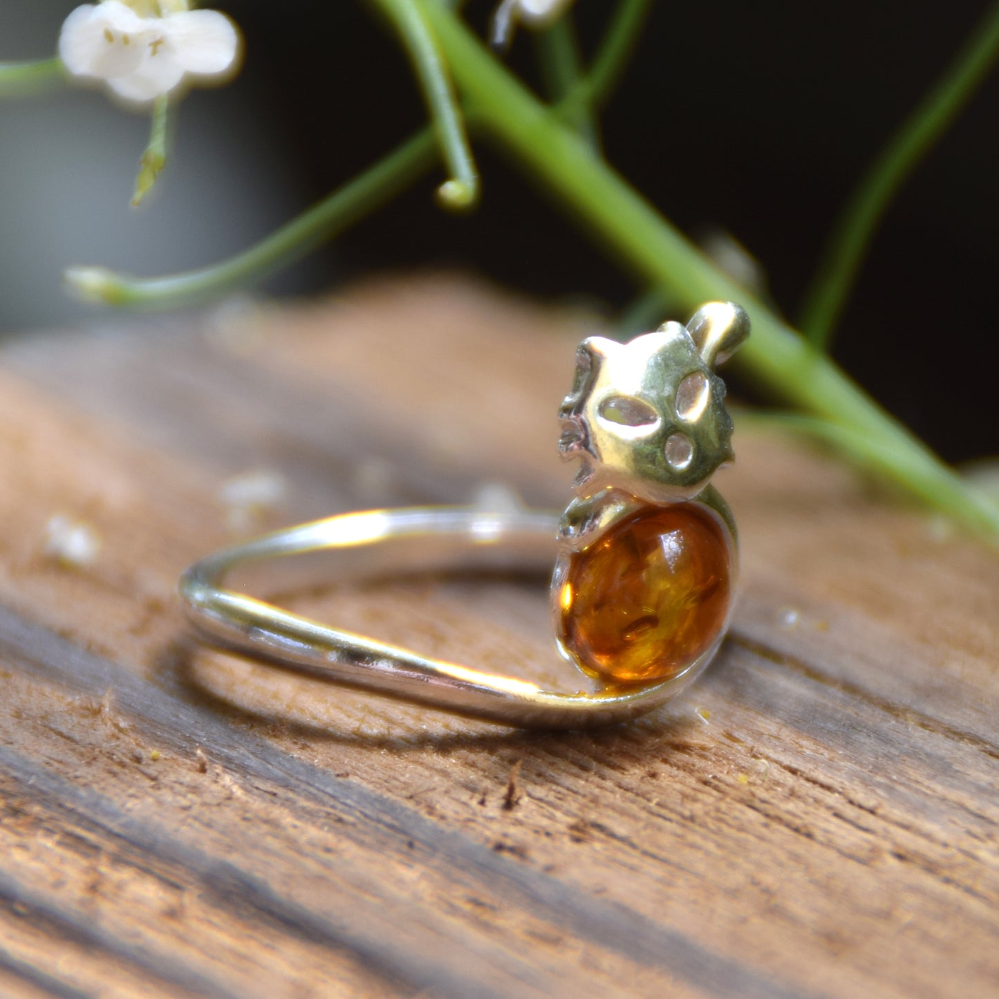 Anello regolabile con il delicato gatto in Ambra naturale color cognac e Argento 925, MJ Baltica, BP160